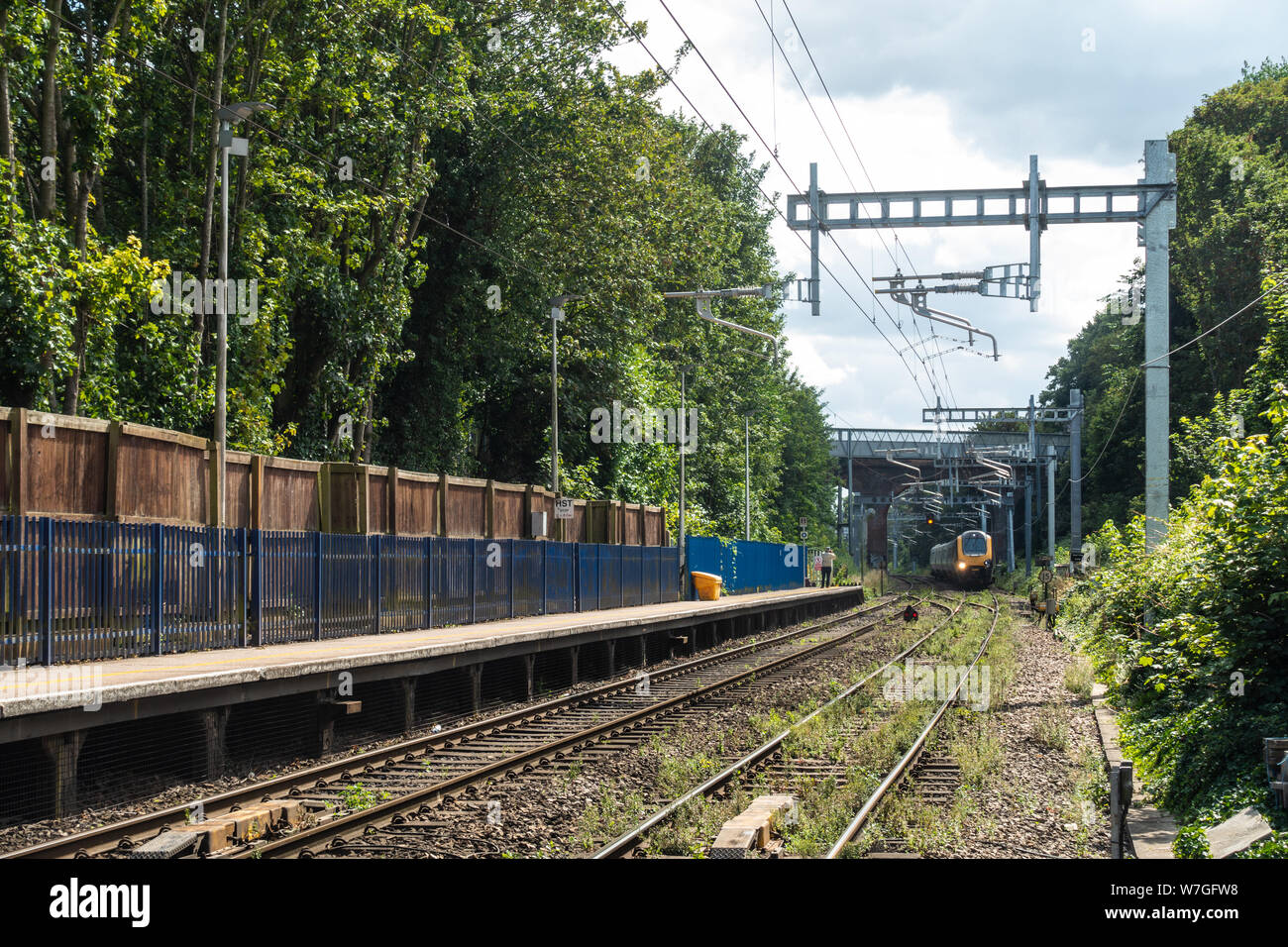 Alta velocità treno Intercity passa attraverso la lettura di Stazione Ferroviaria Ovest senza fermarsi. Foto Stock