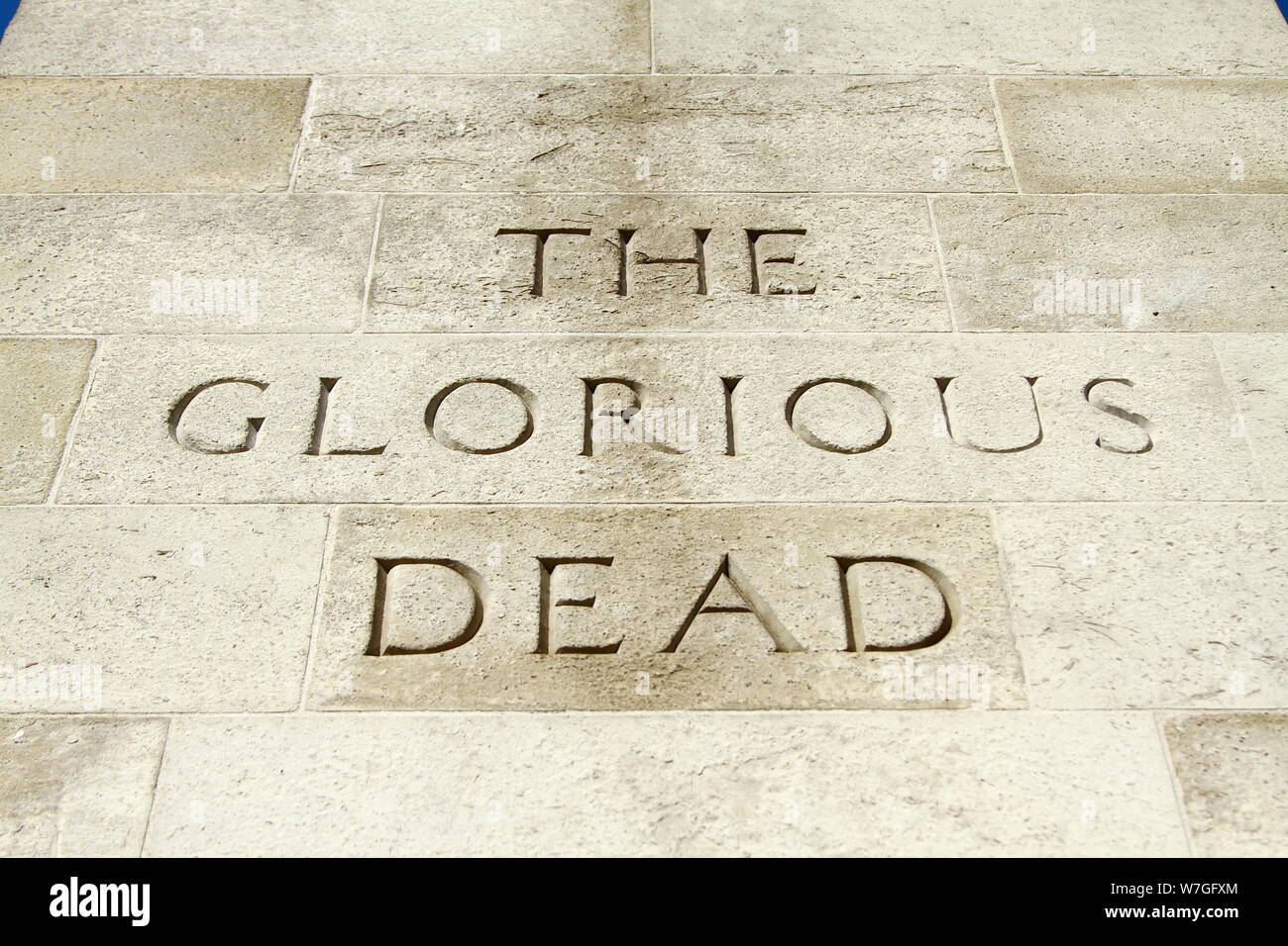 I gloriosi morti sono le parole incise sul cenotafio in Whitehall, nella City of Westminster, Londra, Regno Unito. Il cenotafio. Ricordo la domenica. Foto Stock