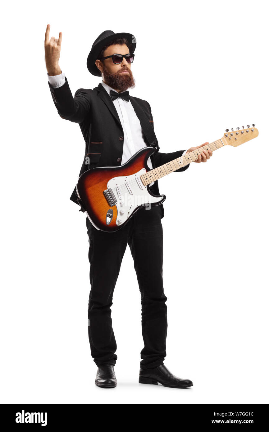 A piena lunghezza Ritratto di un musicista maschio con una chitarra elettrica facendo un segno di pace isolato su sfondo bianco Foto Stock