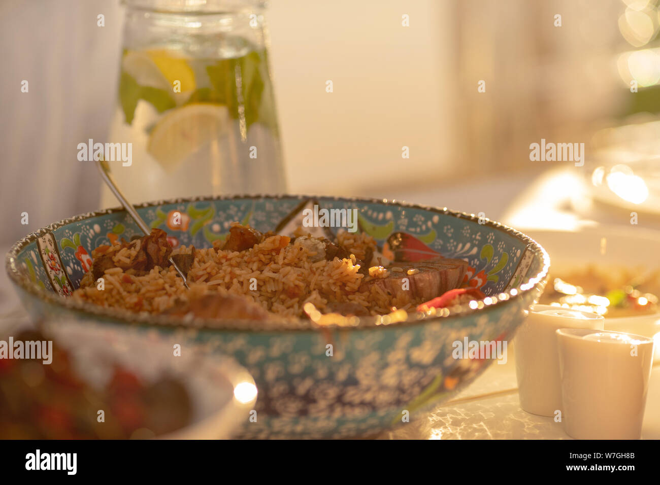 Friabile piatto di riso con verdure in vaso progettato Foto Stock