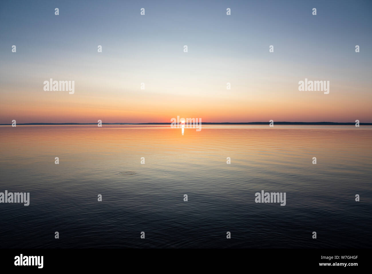 Calma serena sunrise paesaggio lacustre a Tampere in Finlandia mattinata estiva Foto Stock