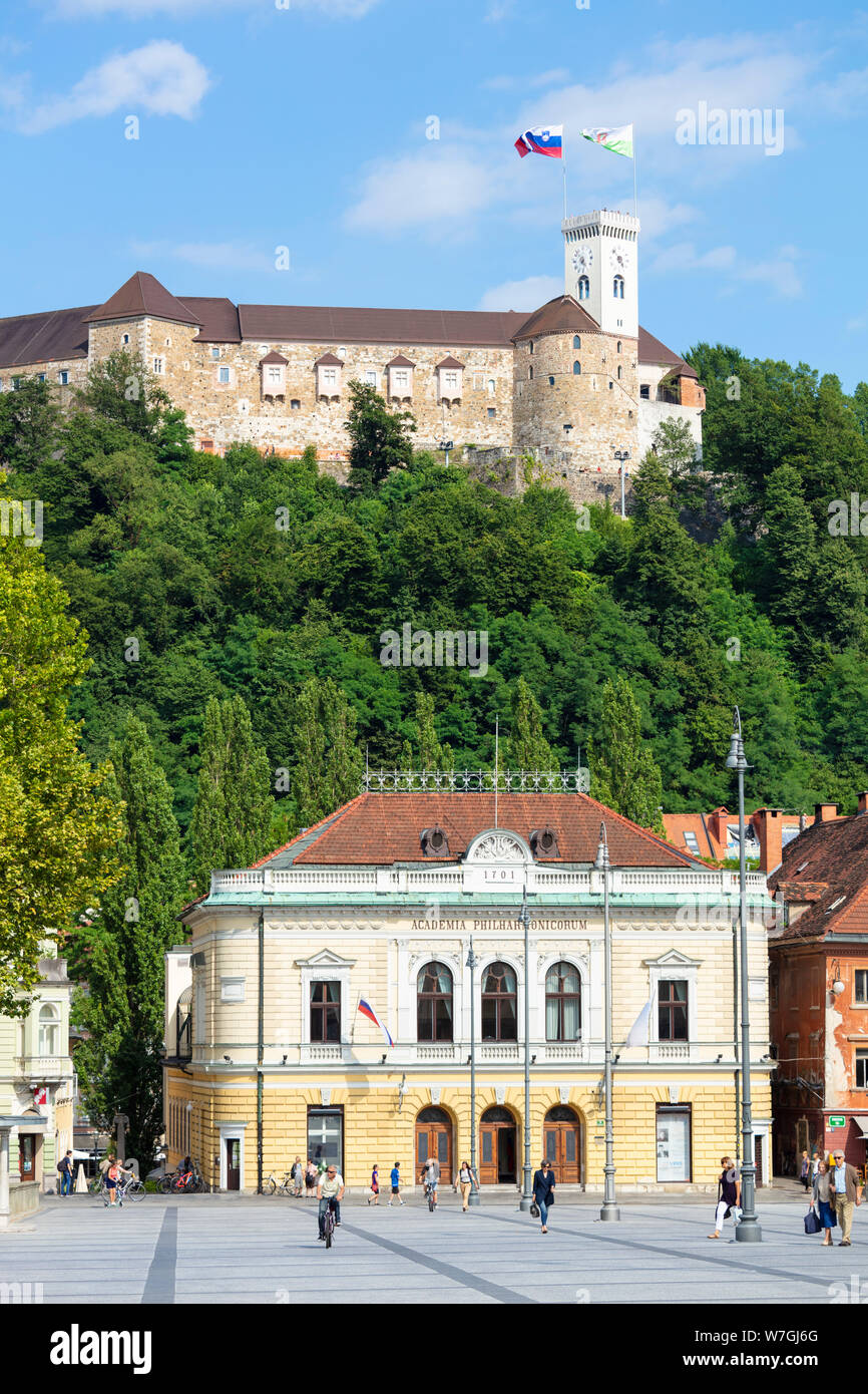 Castello di Ljubljana con bandiera slovena battenti dietro la filarmonica slovena edificio quadrato Congresso Ljubljana Slovenia EU Europe Foto Stock