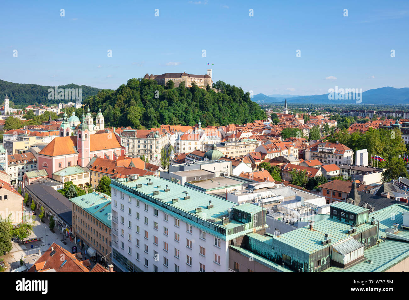 Lo skyline di Ljubljana Ljubljana vista dello skyline della citta' castello di Ljubljana vista dal Nebotičnik o edificio grattacielo Ljubljana Slovenia eu Europe Foto Stock