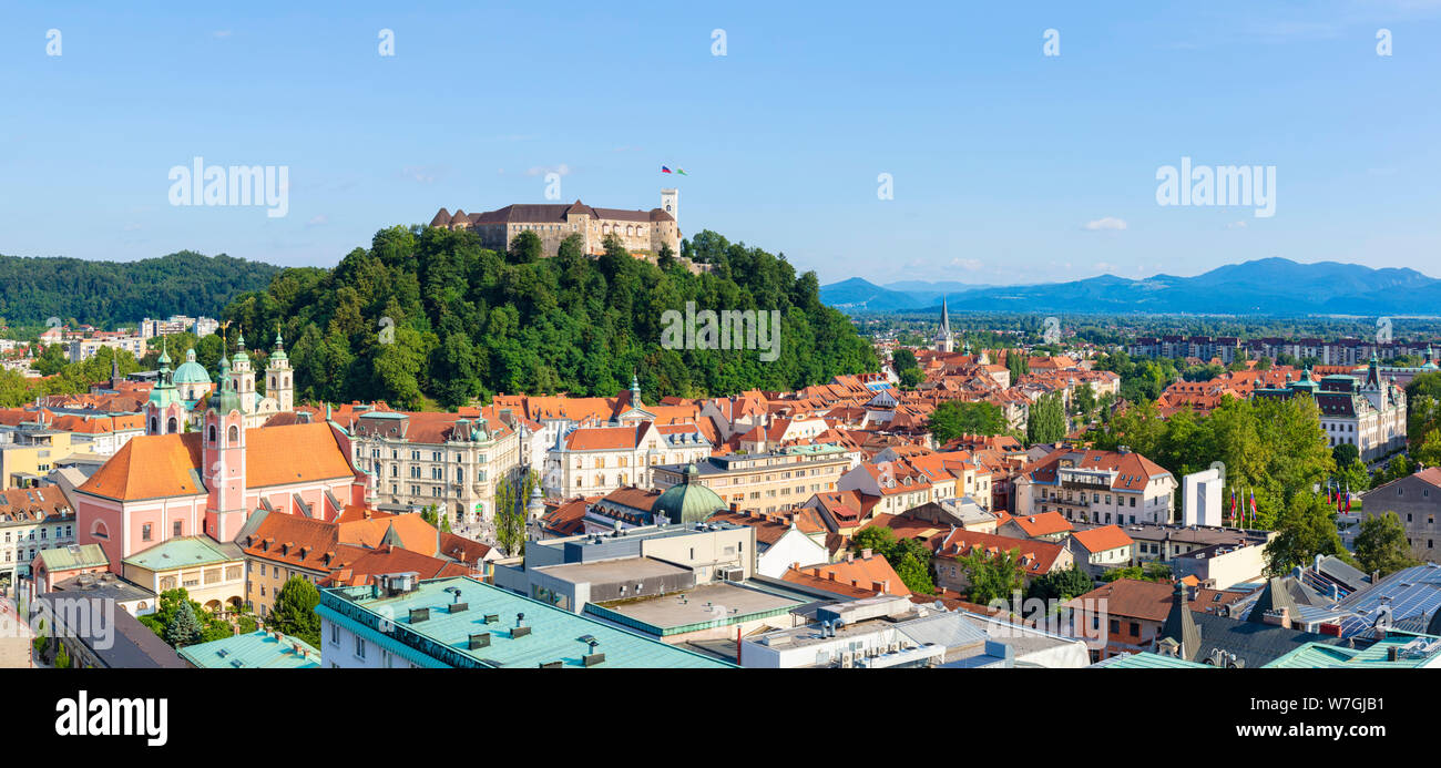 Lo skyline di Ljubljana Ljubljana vista dello skyline della citta' castello di Ljubljana vista dal Nebotičnik o edificio grattacielo Ljubljana Slovenia eu Europe Foto Stock
