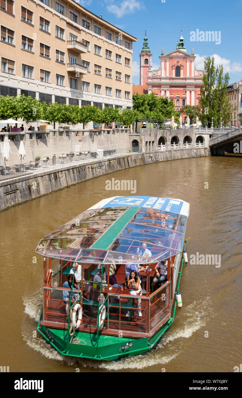 Fiume Ljubljanica Tour crociera in barca attraverso il centro di lubiana dopo il passaggio sotto il ponte di tripla city center Ljubljana Slovenia EU Europe Foto Stock