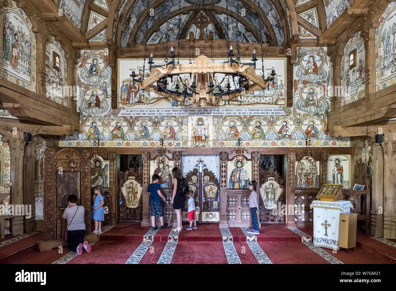 Le decorazioni interne della nuova chiesa al monastero Bârsana, Maramureș, Romania settentrionale. Fu costruita nel 1993 da artigiani locali Foto Stock