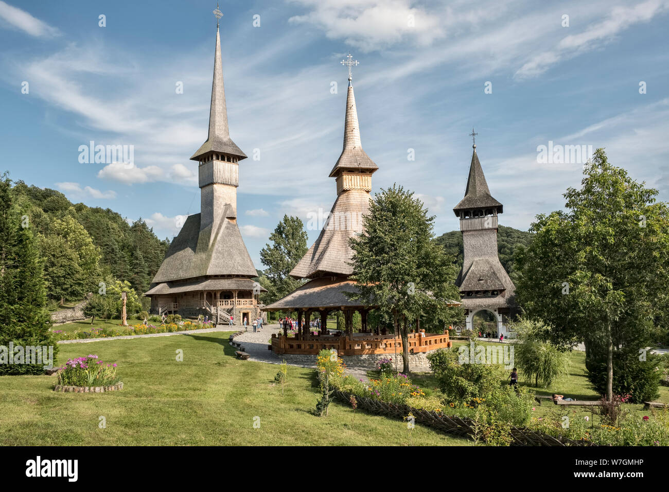Monastero Bârsana, Maramureș, Romania settentrionale. Fu costruita nel 1993 da artigiani locali utilizzando le tradizionali tecniche di falegnameria Foto Stock