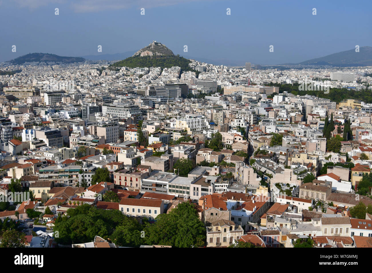 La Grecia, Atene: Vista della città e del Monte Lycabettus dall'Acropoli. Edifici nel centro della città. Foto Stock