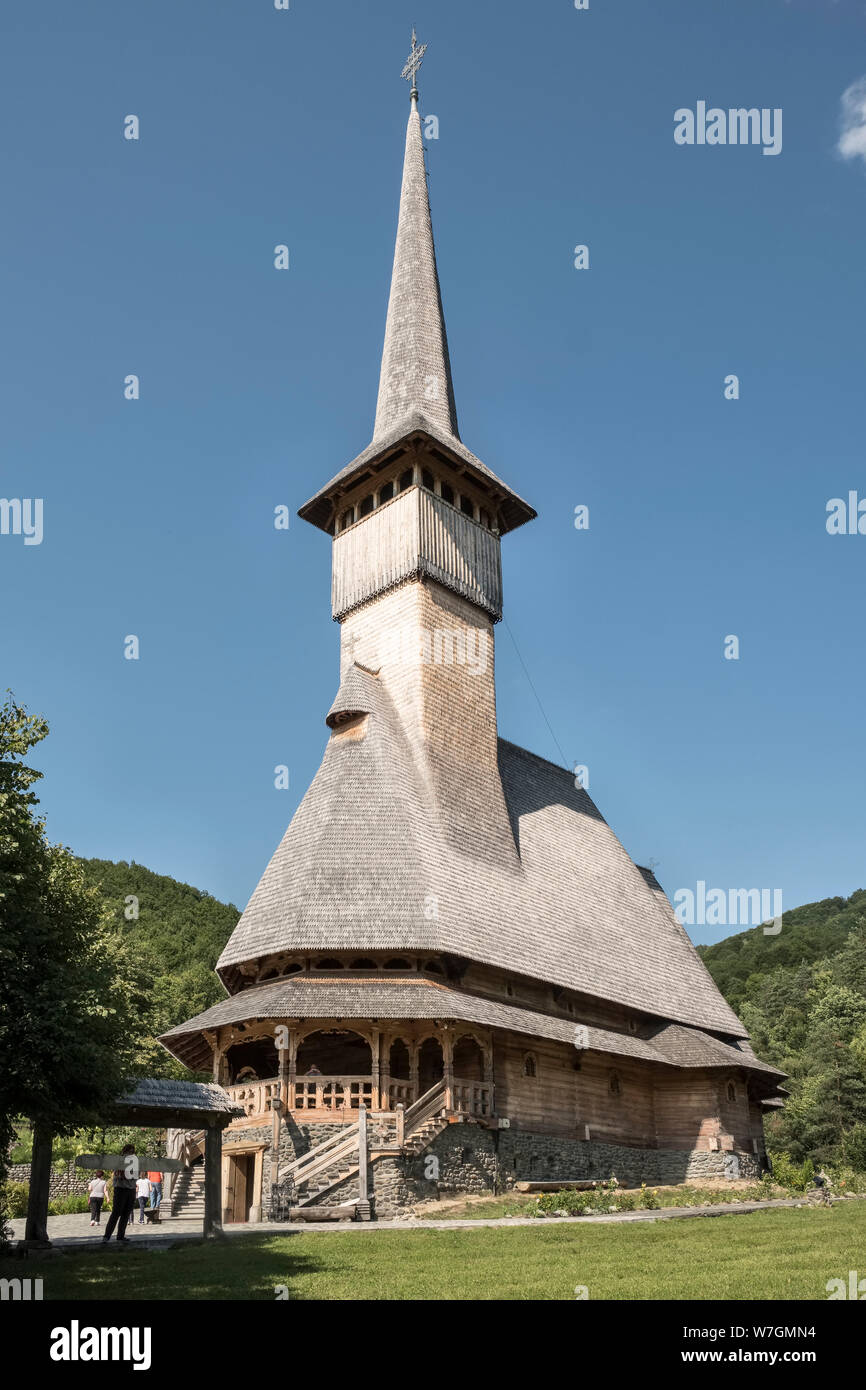 La chiesa al monastero Bârsana, Maramureș, Romania. Costruito nel 1993 da artigiani locali, a 57m è tra i più alti edifici in legno in Europa Foto Stock
