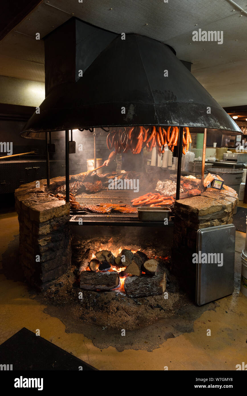 Barbecue a l'originale Salt Lick barbeque, un ristorante barbecue in Dripping Springs, in Hays County, Texas, a sud di Austin Foto Stock