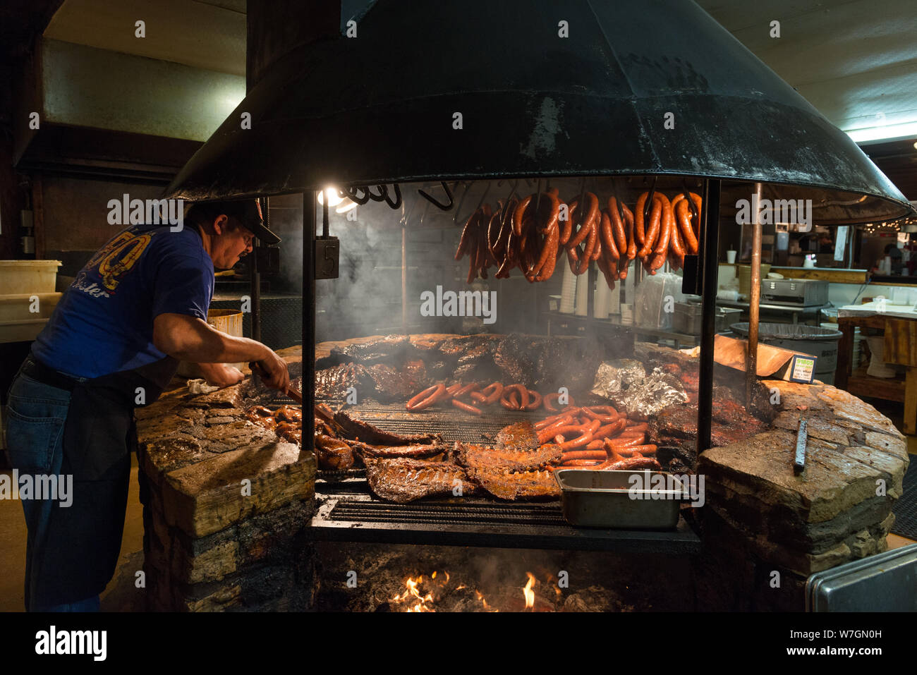 Barbecue a l'originale Salt Lick barbeque, un ristorante barbecue in Dripping Springs, in Hays County, Texas, a sud di Austin Foto Stock