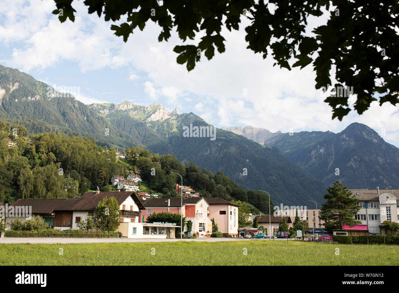 La periferia della città di Vaduz, Liechtenstein, circondato dalle Alpi. Foto Stock
