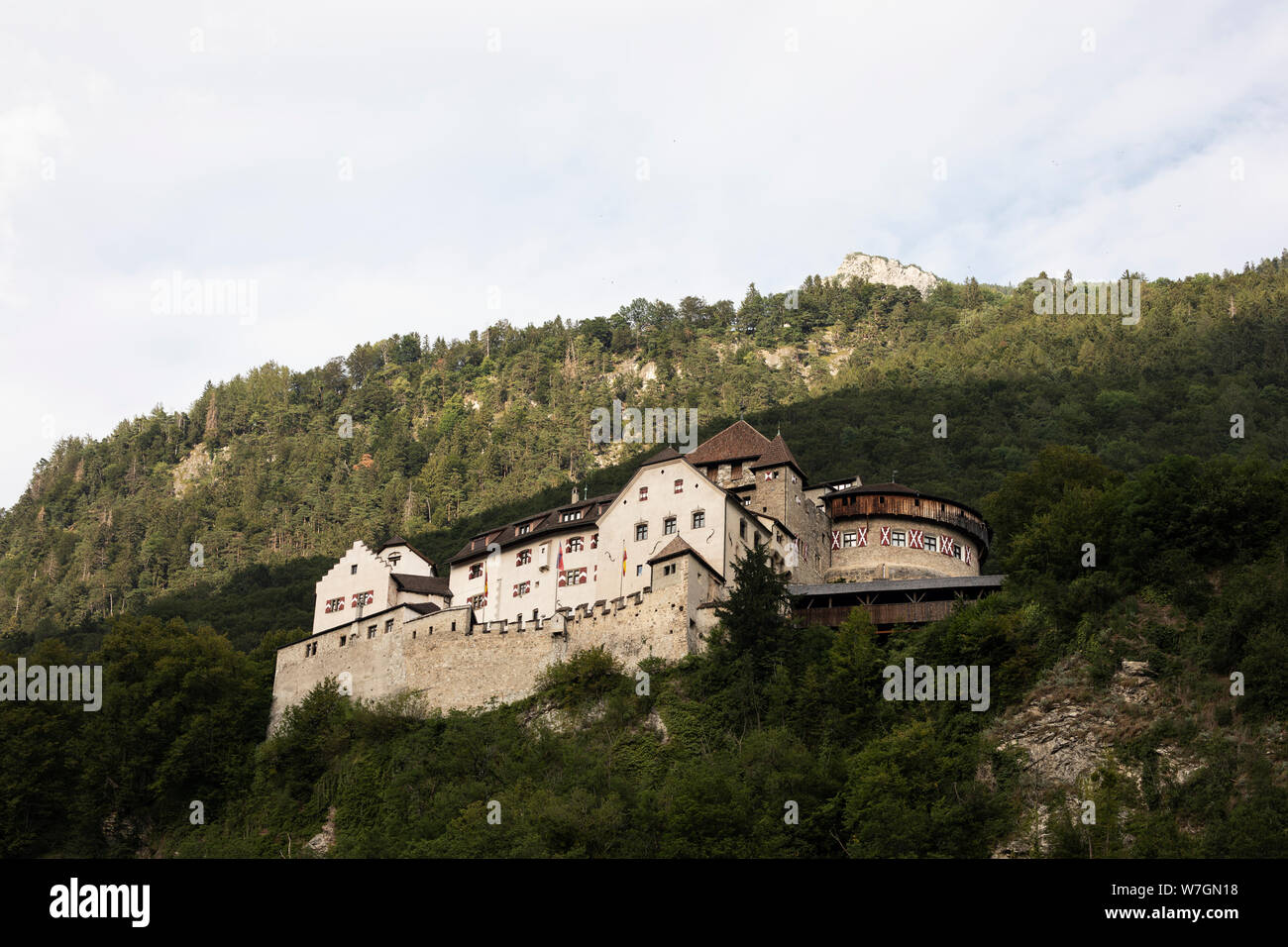 Il Castello di Vaduz, la residenza ufficiale del Principe del Liechtenstein, si affaccia sulla città di Vaduz dalla sua posizione collinare. Foto Stock