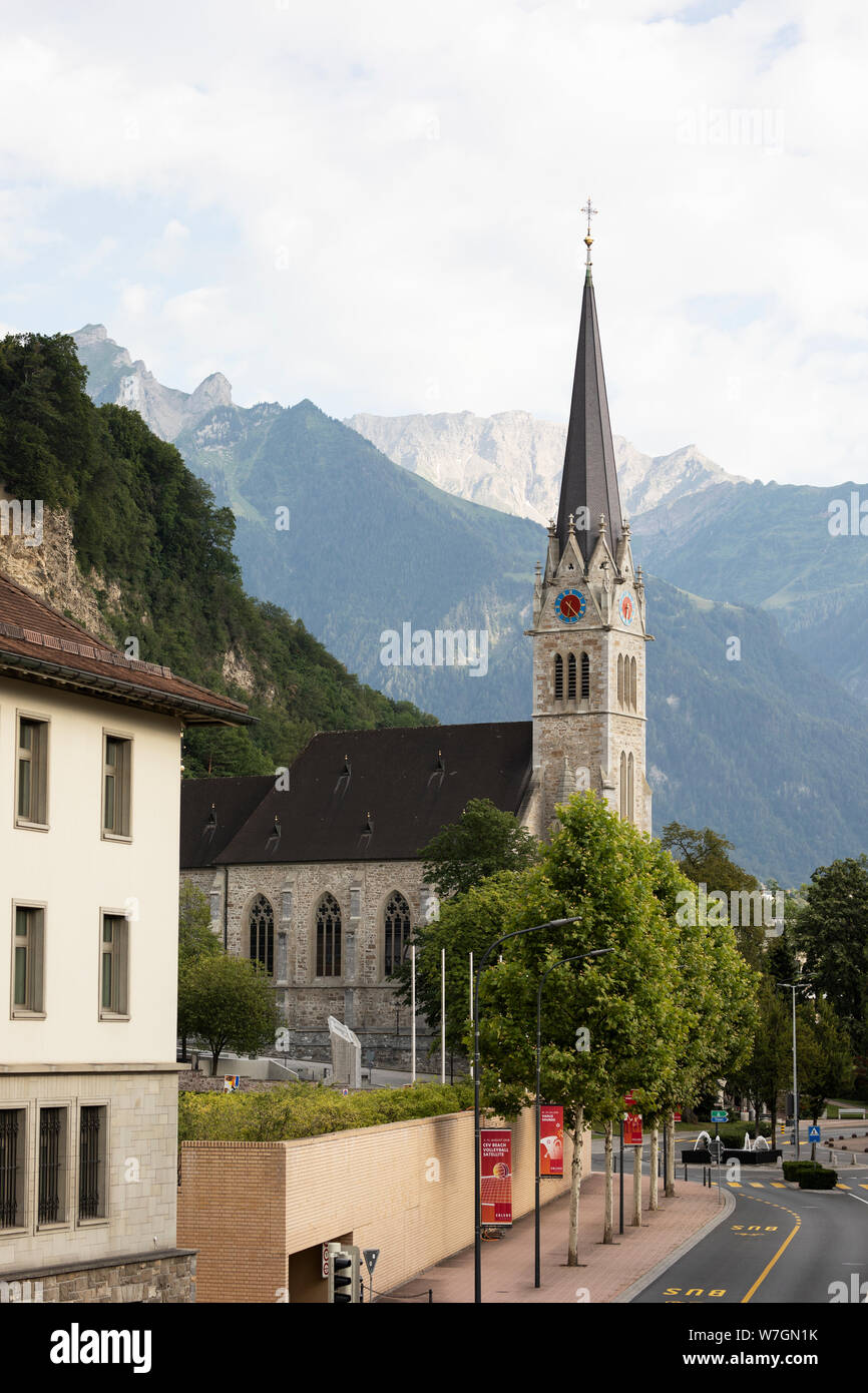 La Cattedrale di San Florian nel centro di Vaduz, Liechtenstein, con le Alpi sullo sfondo. Foto Stock