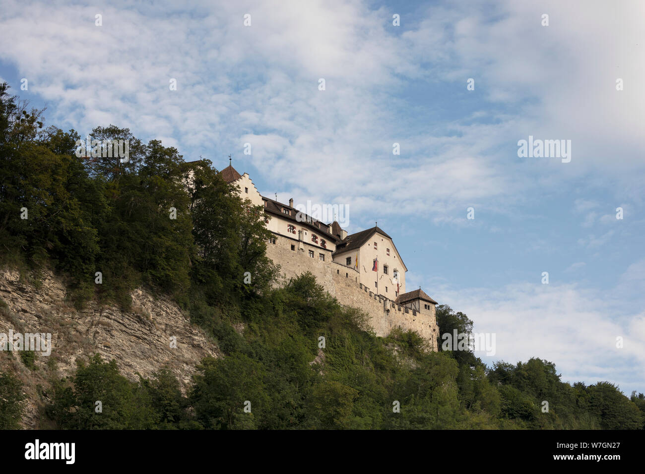 Il Castello di Vaduz, la residenza ufficiale del Principe del Liechtenstein, si affaccia sulla città di Vaduz dalla sua posizione collinare. Foto Stock