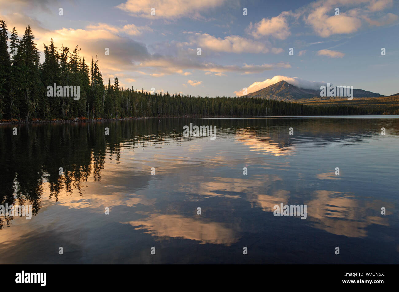 Vertice Lago e Diamond Peak, Cascade Mountains, Oregon. Foto Stock