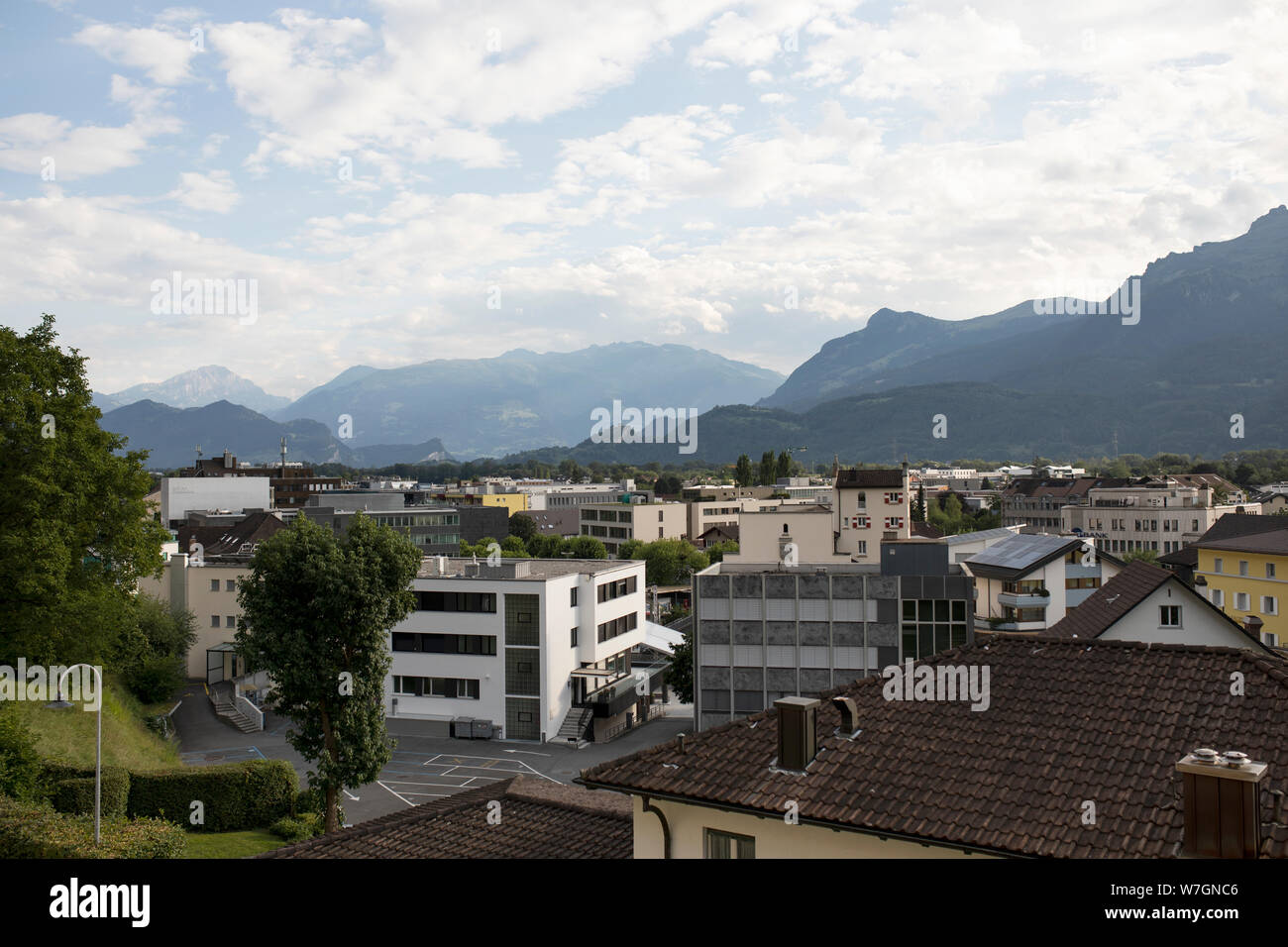 Si affaccia sugli edifici di Vaduz, Liechtenstein, con le Alpi in lontananza. Foto Stock