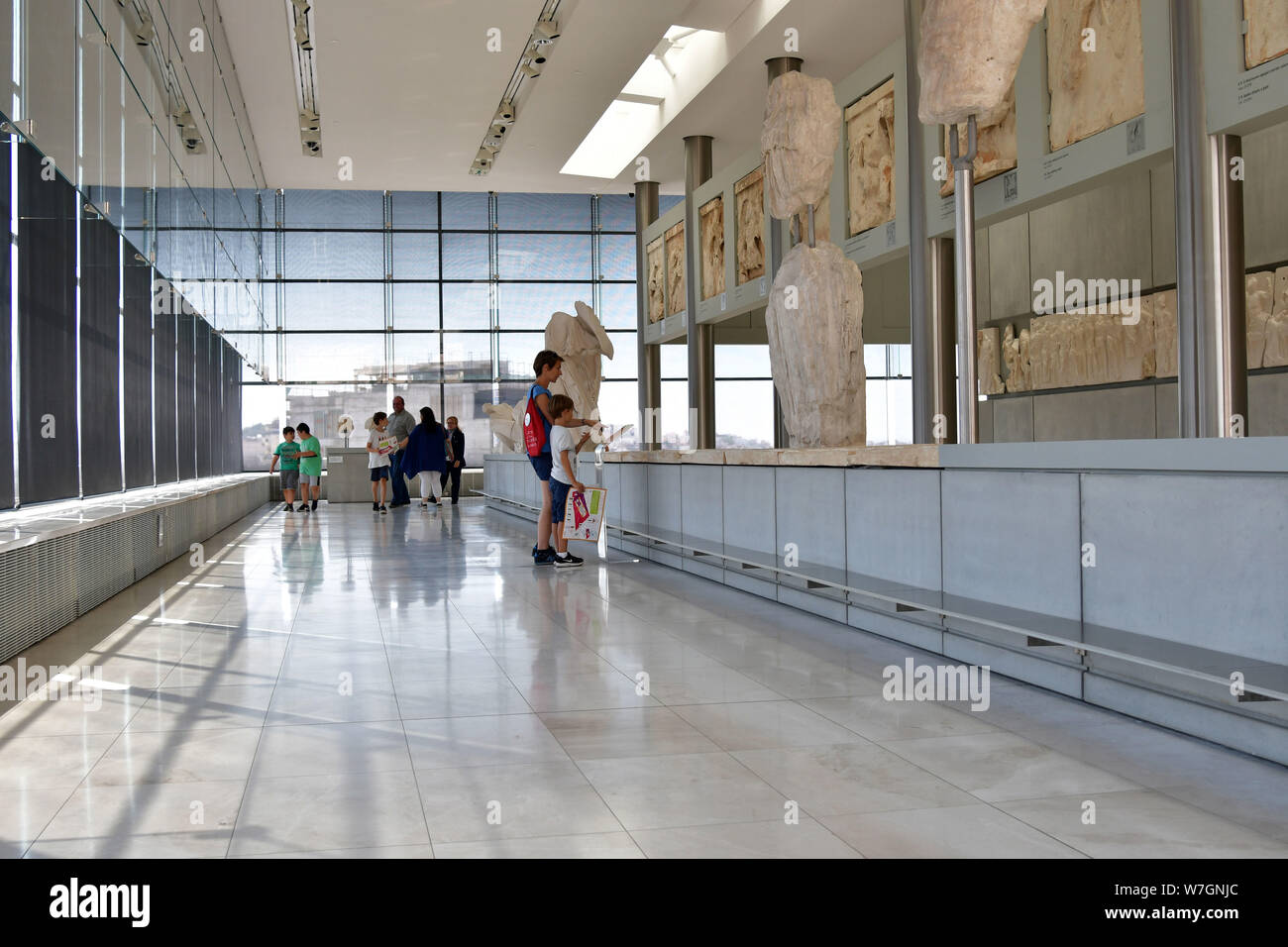 La Grecia, Atene: il museo di Acropoli, progettato da Bernard Tschumi Architects. Statue e affreschi all'interno del museo, gallerie d'arte. Foto Stock