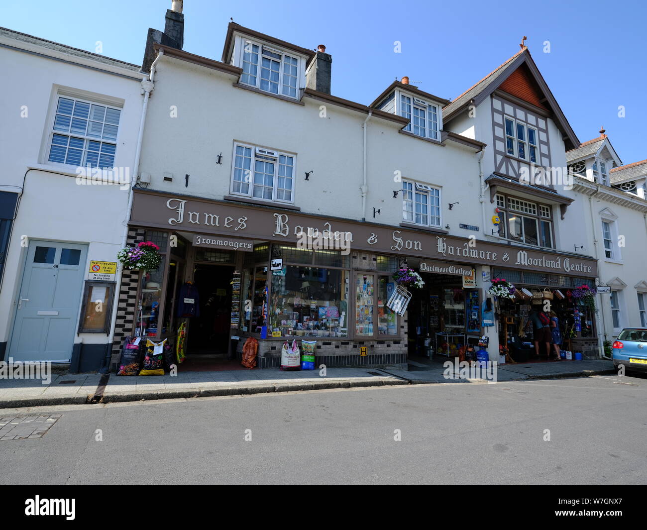 Bowden James & Sons Hardware & Moorland Centro negozio di ferramenta High Street Chagford città mercato nel cuore di Dartmoor Foto Stock