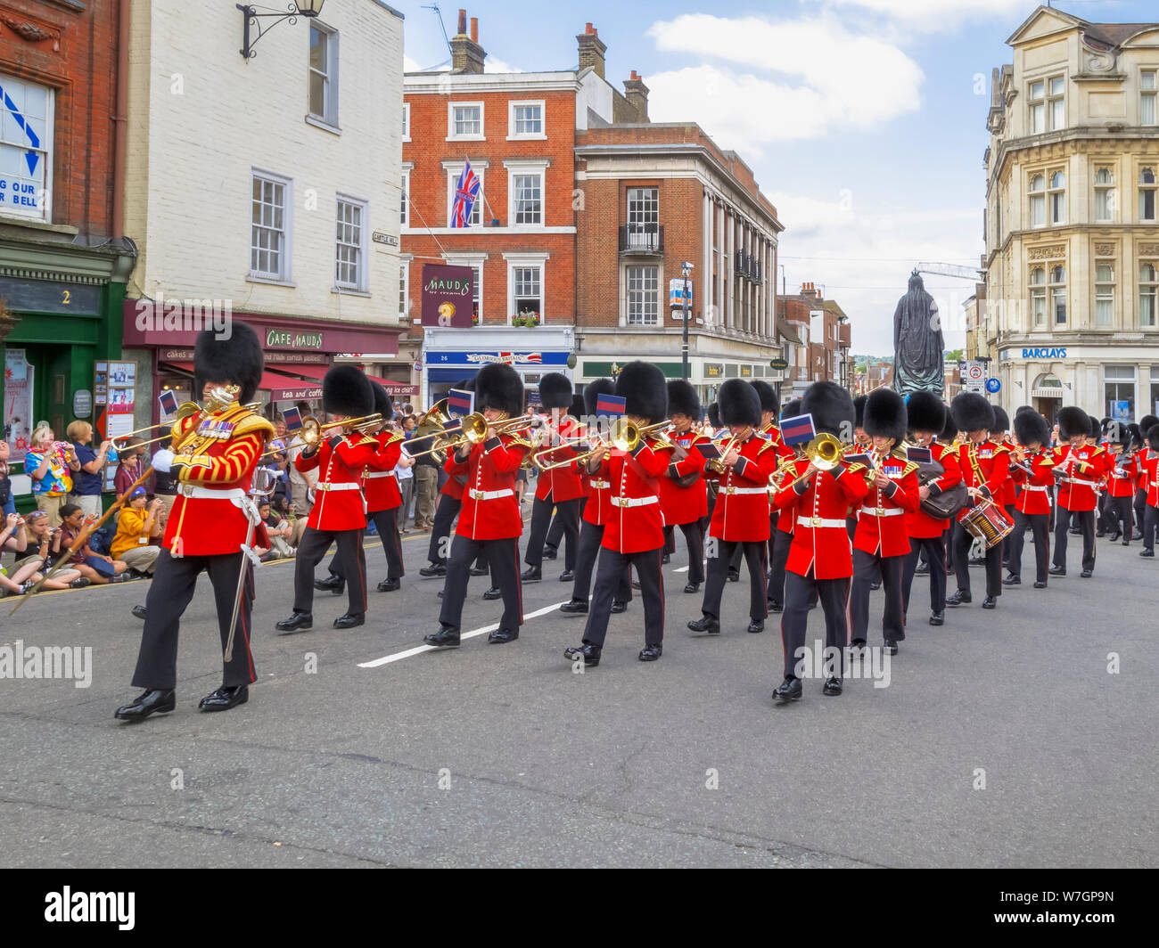 I militari della truppa di uso domestico marzo attraverso il centro della città durante la fase di cambio il castello della guardia, Windsor, Berkshire, Regno Unito Foto Stock