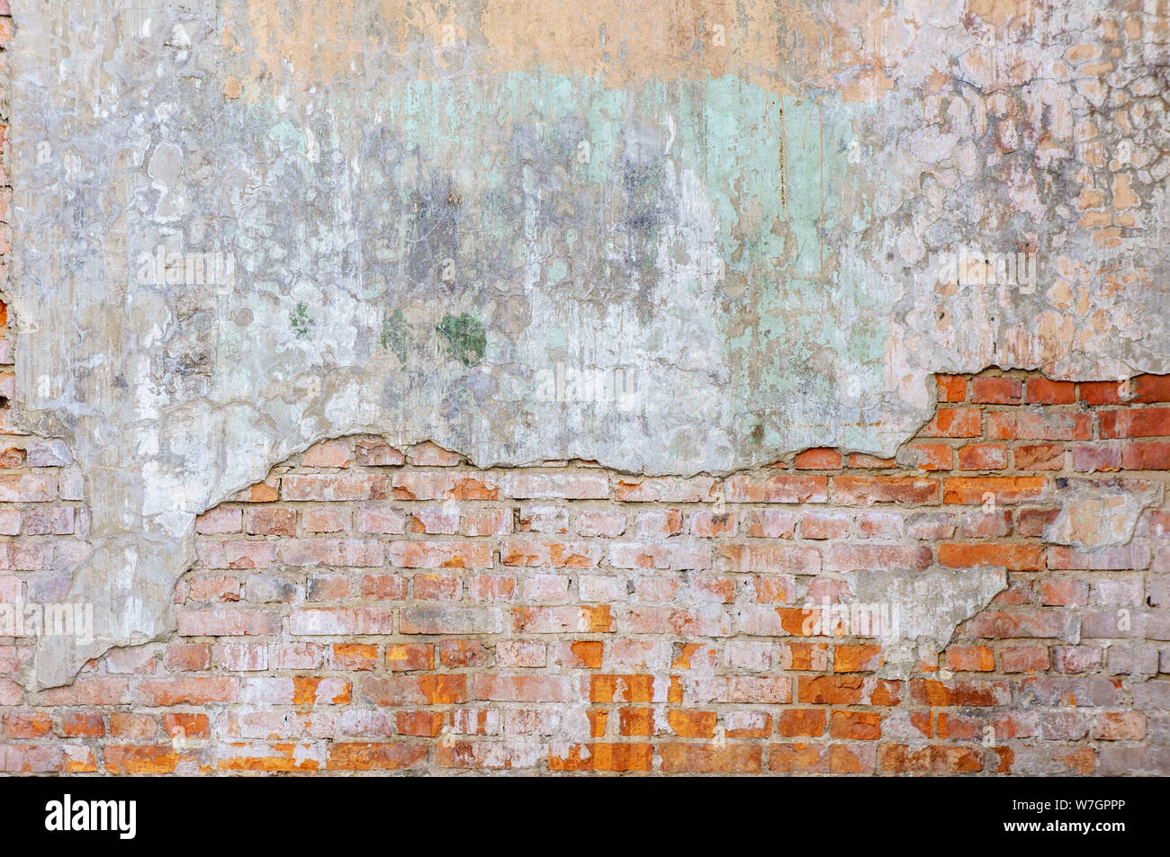 Background Industriale, vuoto grunge strada urbana con il magazzino un muro di mattoni. Sullo sfondo di un vecchio vintage sporchi la parete in mattoni con peeling di gesso e di texture. Foto Stock