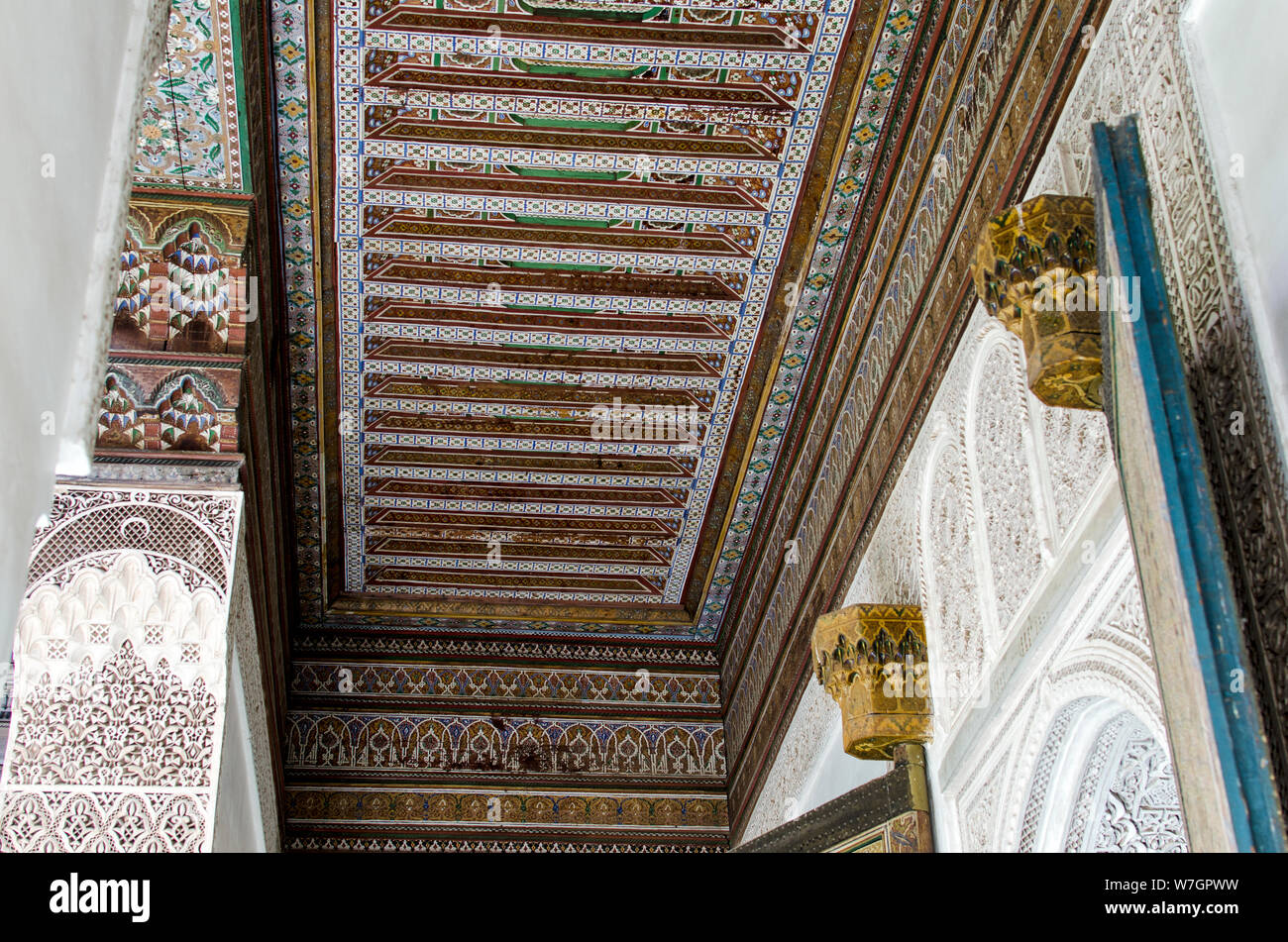 Soffitto in legno intagliato e dipinto a mano. Palazzo Bahia, Marrakech. Foto Stock