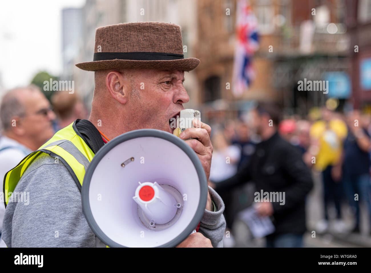 Marzo leader cantando attraverso un altoparlante a libero Tommy Robinson rally di protesta a Londra, Regno Unito. Arrabbiato, rabbia Foto Stock