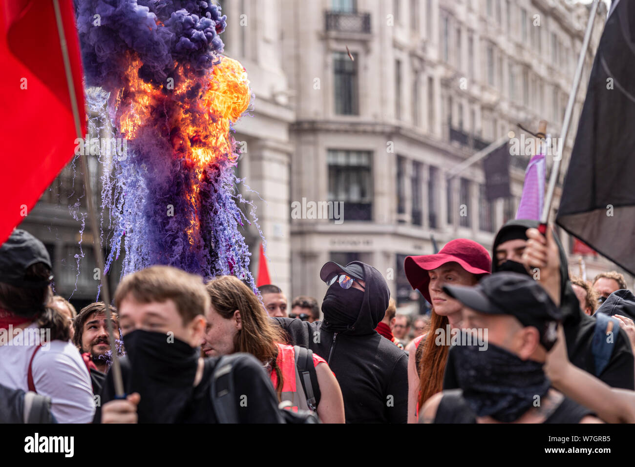 Manifestanti anti anti anti fascisti in opposizione al raduno di protesta di Free Tommy Robinson a Londra, Regno Unito. La fiamma esplodere in fiamme. Accensione irregolare del fumo. Antifa Foto Stock