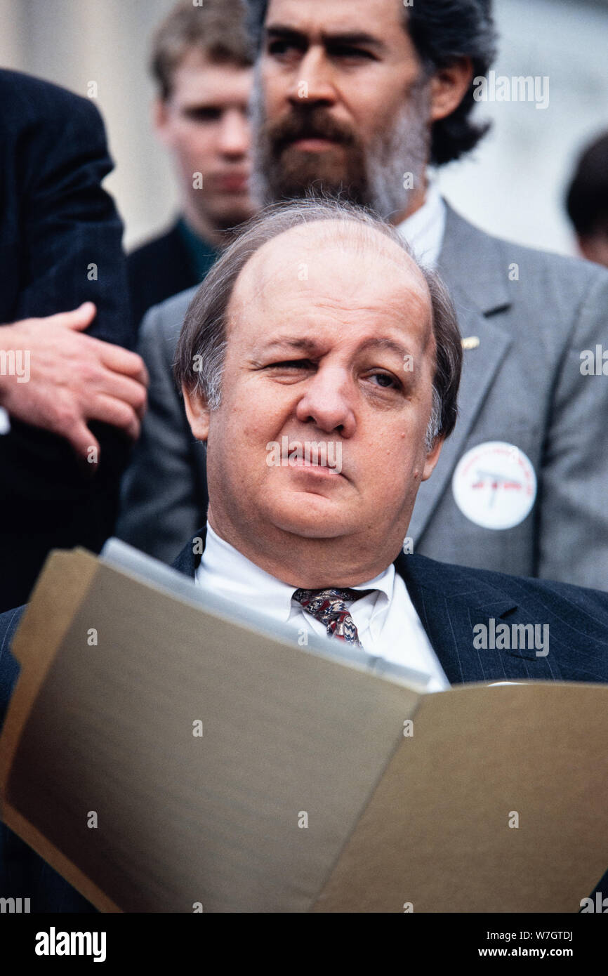 James Brady, Ex segretario stampa della Casa Bianca sotto il presidente statunitense Ronald Reagan,assiste una protesta contro l'abrogazione dell'assalto armi divieto di Capitol Hill Marzo 22, 1996 a Washington D.C. Negli Stati Uniti la Camera dei rappresentanti ha votato per sollevare l'assalto-tipo per il bando delle armi da un voto di 239-173. Foto Stock