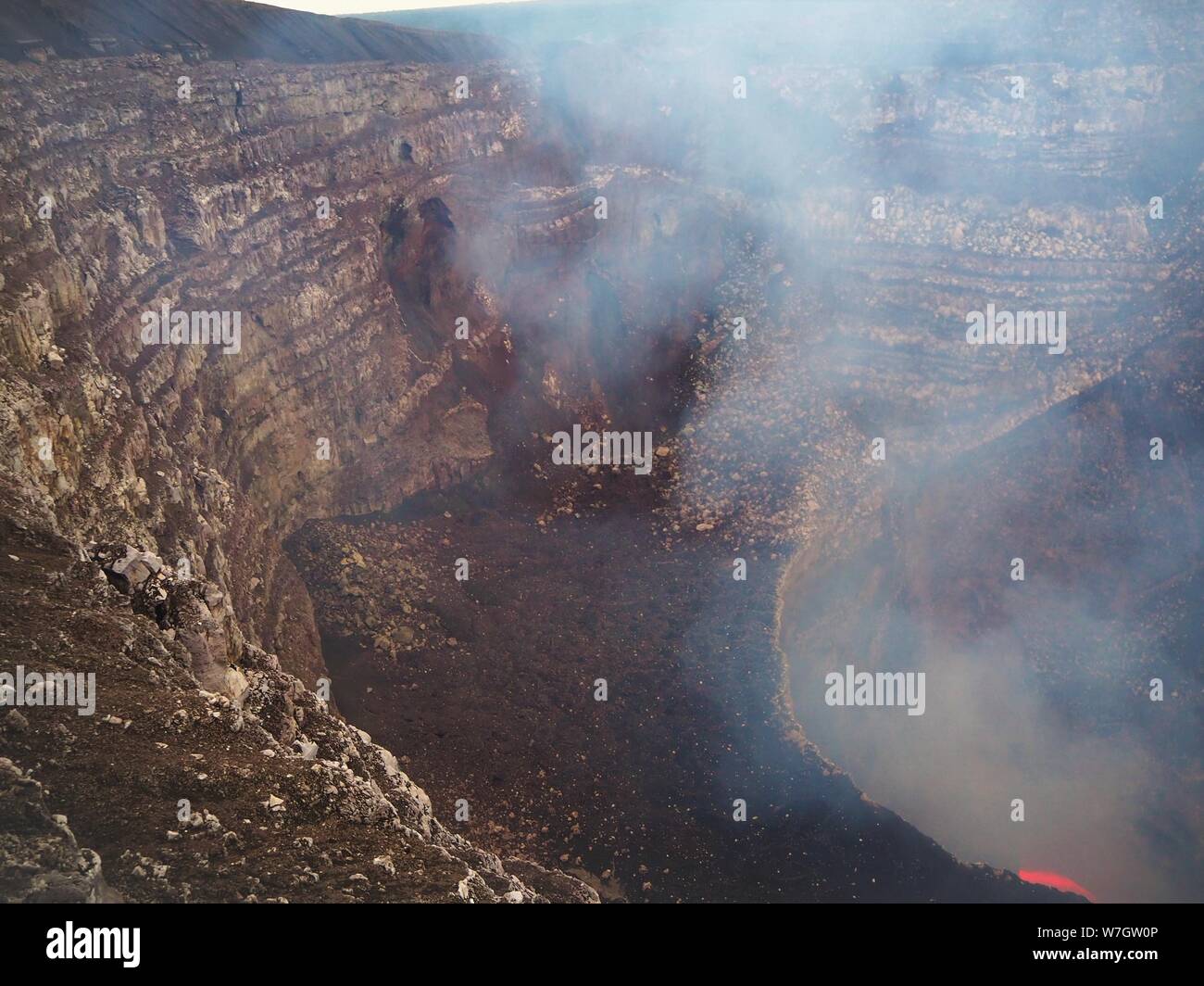 Vulcano Masaya Nicaragua. Esaminando la caldera e vedendo la lava e magma al centro della terra. Foto Stock