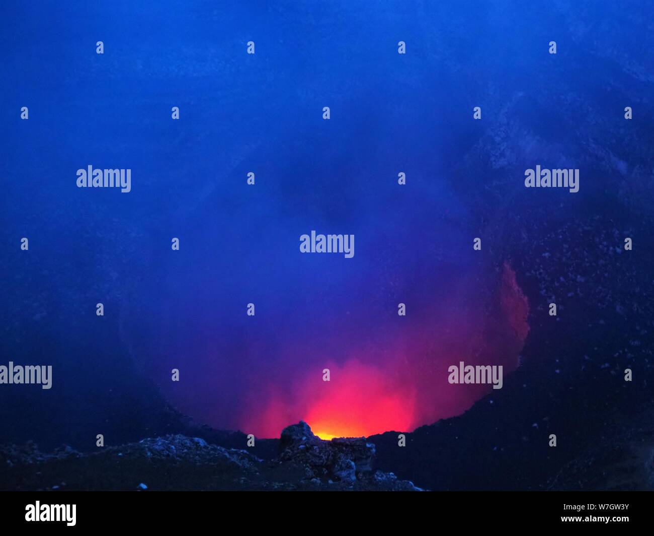 Vulcano Masaya Nicaragua. Esaminando la caldera e vedendo la lava e magma al centro della terra. Foto Stock