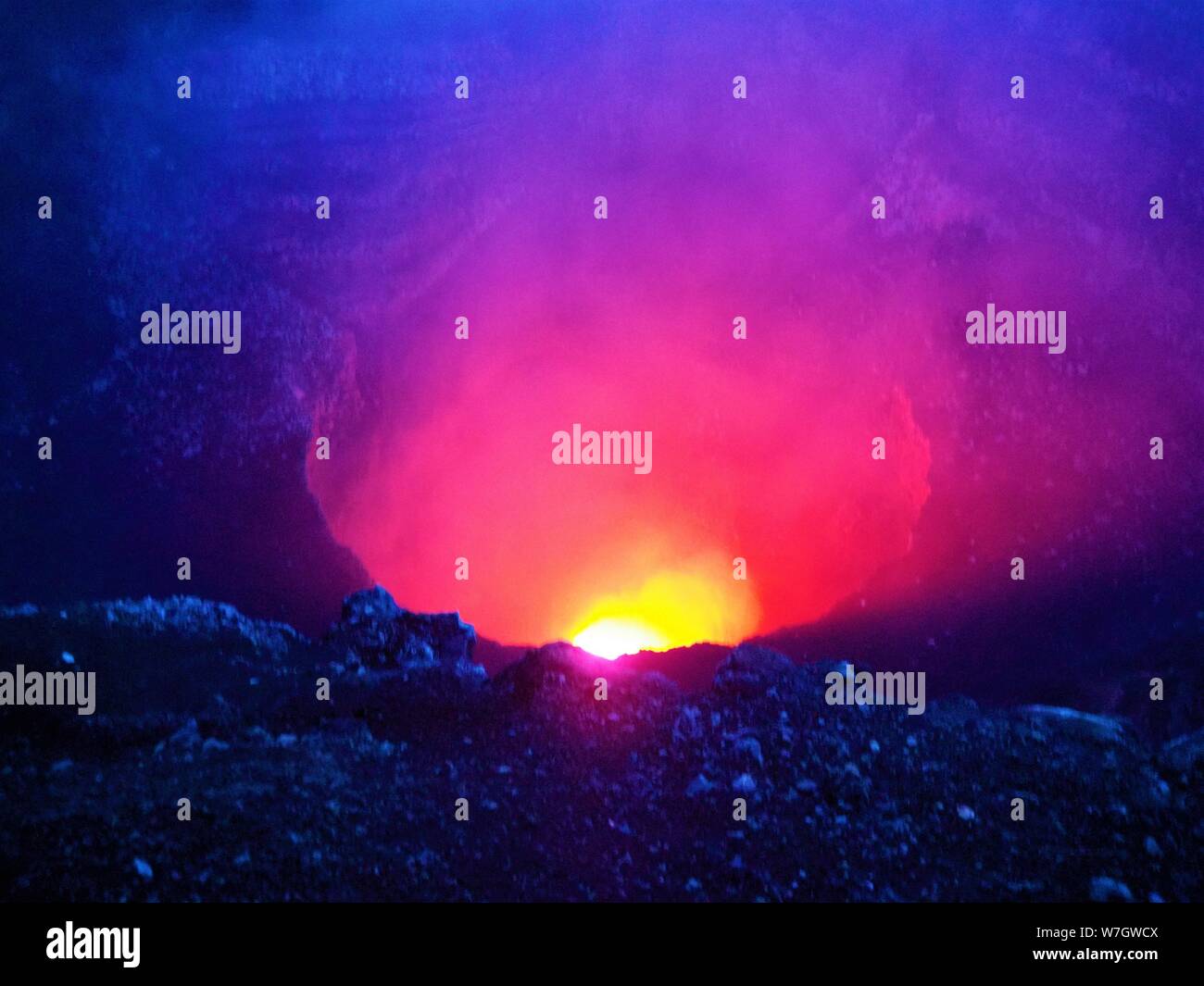 Vulcano Masaya Nicaragua. Esaminando la caldera e vedendo la lava e magma al centro della terra. Foto Stock