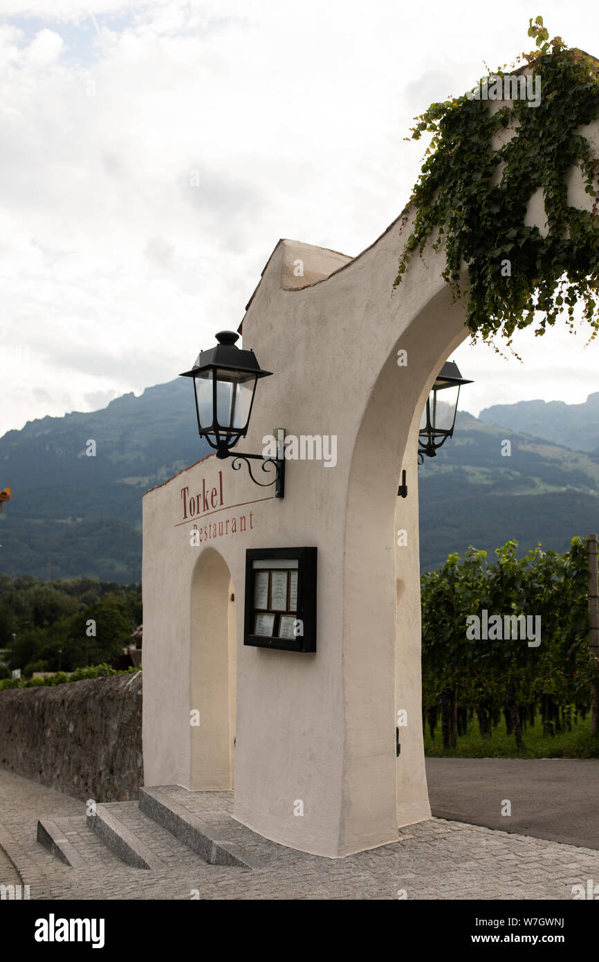 La pietra arcuato entrata al ristorante Torkel in Vaduz, Liechtenstein, adiacente al Royal vigneti del Principe del Liechtenstein. Foto Stock