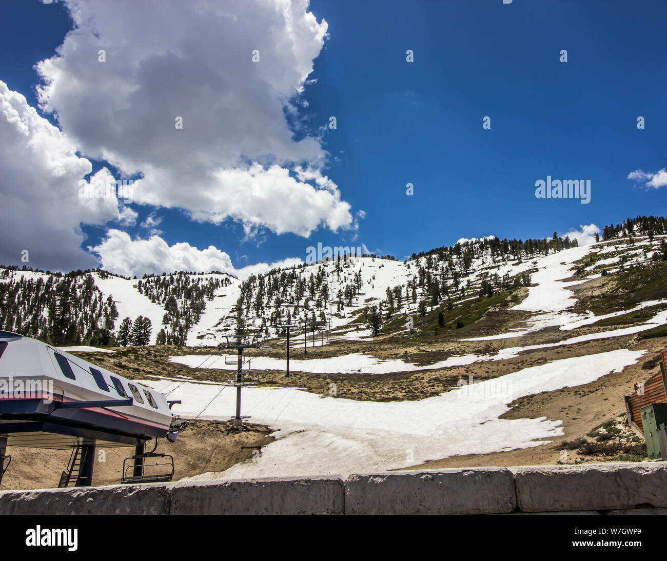 Fusione di neve a Ski Resort in primavera Foto Stock