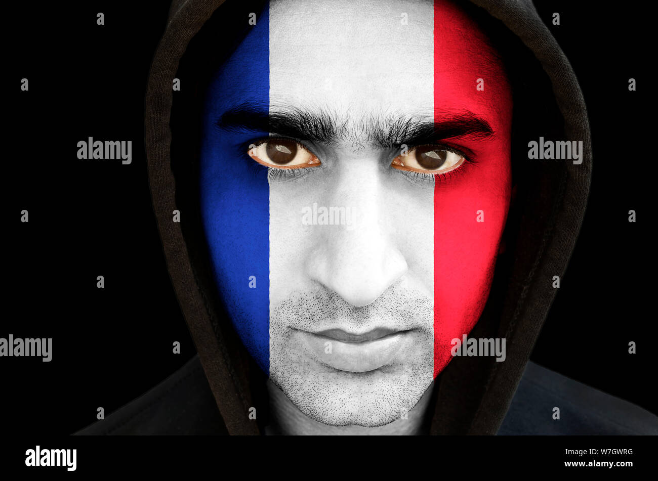 Ritratto di un uomo con la bandiera francese faccia la vernice Foto Stock