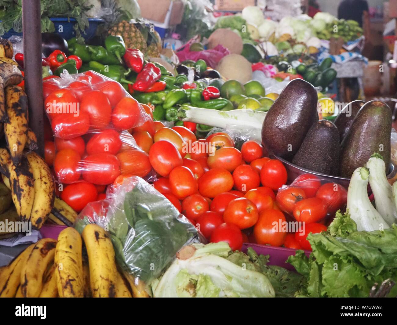 Nicaragua, Leon, Cenrtal America. Mercato con prodotti alimentari, frutta e verdura e merci. Foto Stock