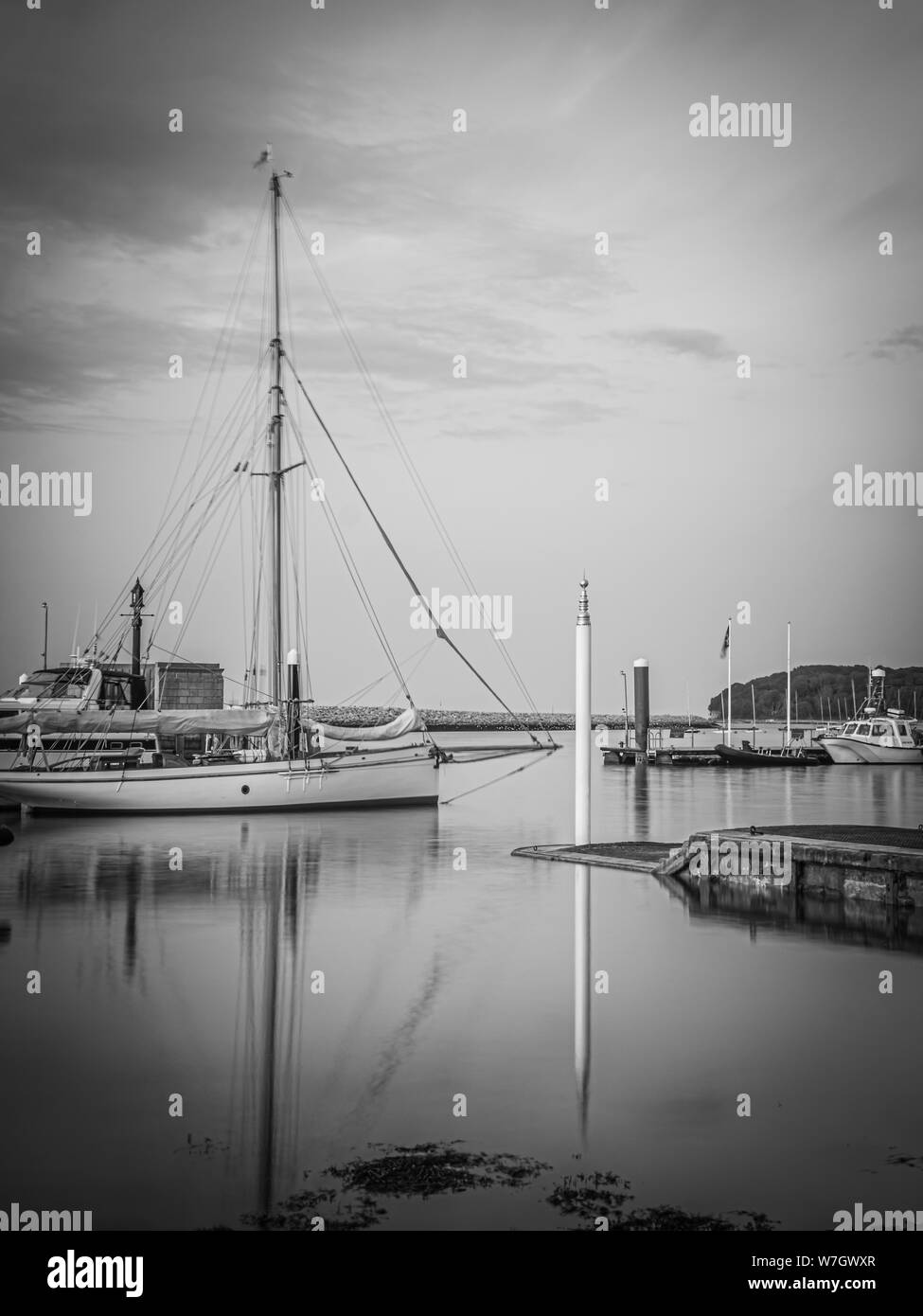 Fotografie con lunghi tempi di esposizione dal West Cowes docks, davanti al Royal Yacht Squadron sull'Isola di Wight Foto Stock