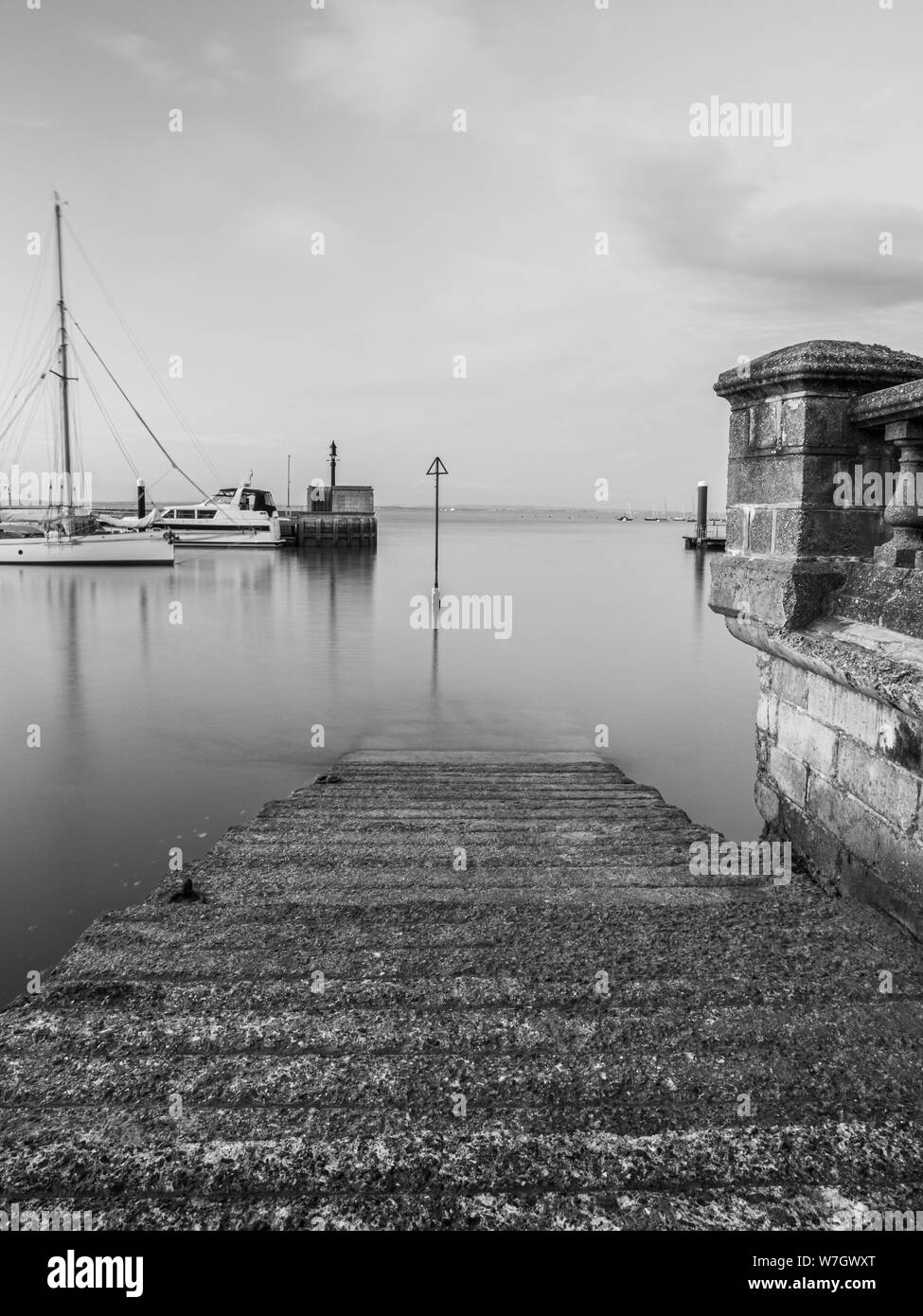 Fotografie con lunghi tempi di esposizione dal West Cowes docks, davanti al Royal Yacht Squadron sull'Isola di Wight Foto Stock