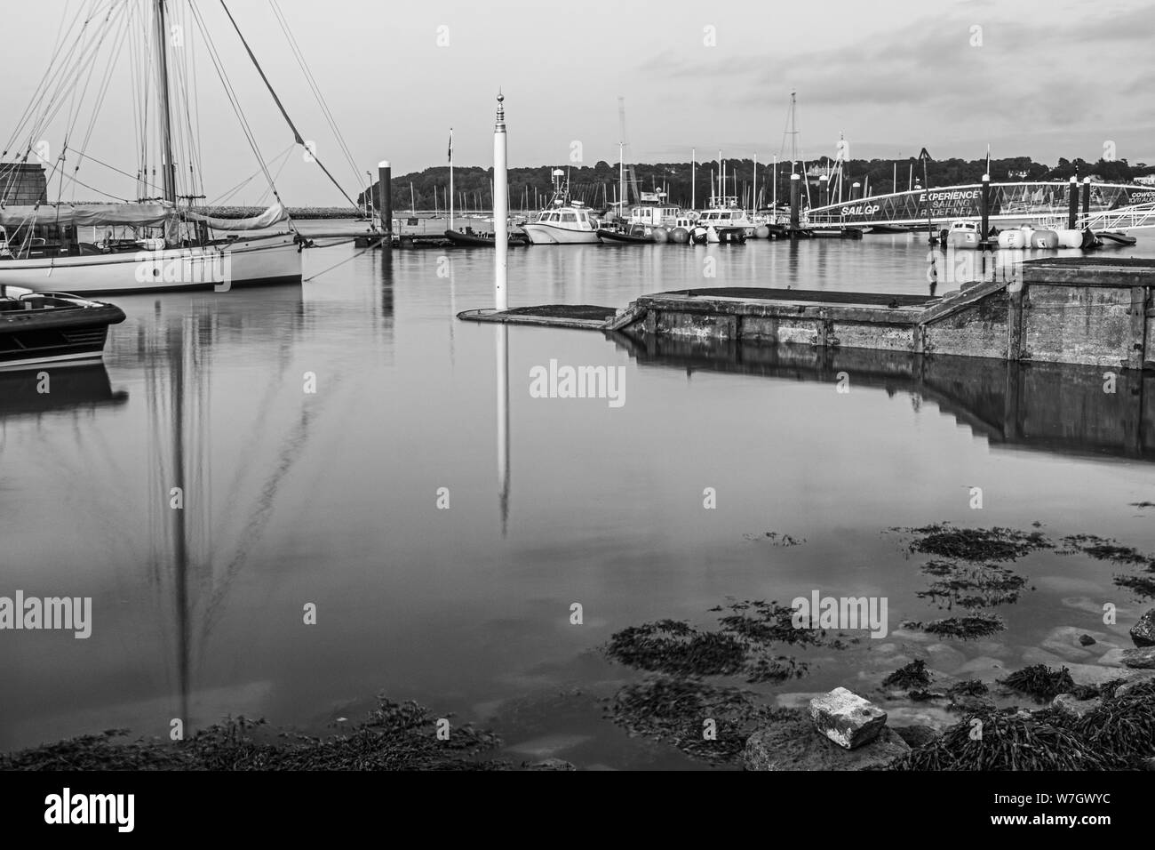Fotografie con lunghi tempi di esposizione dal West Cowes docks, davanti al Royal Yacht Squadron sull'Isola di Wight Foto Stock