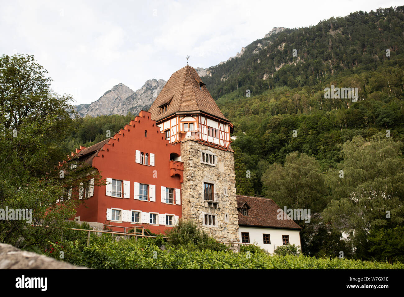 La Casa Rossa in Vaduz, Liechtenstein, è una famosa casa privata costruita nel 1338 e circondato dal principe della royal vigneti. Foto Stock