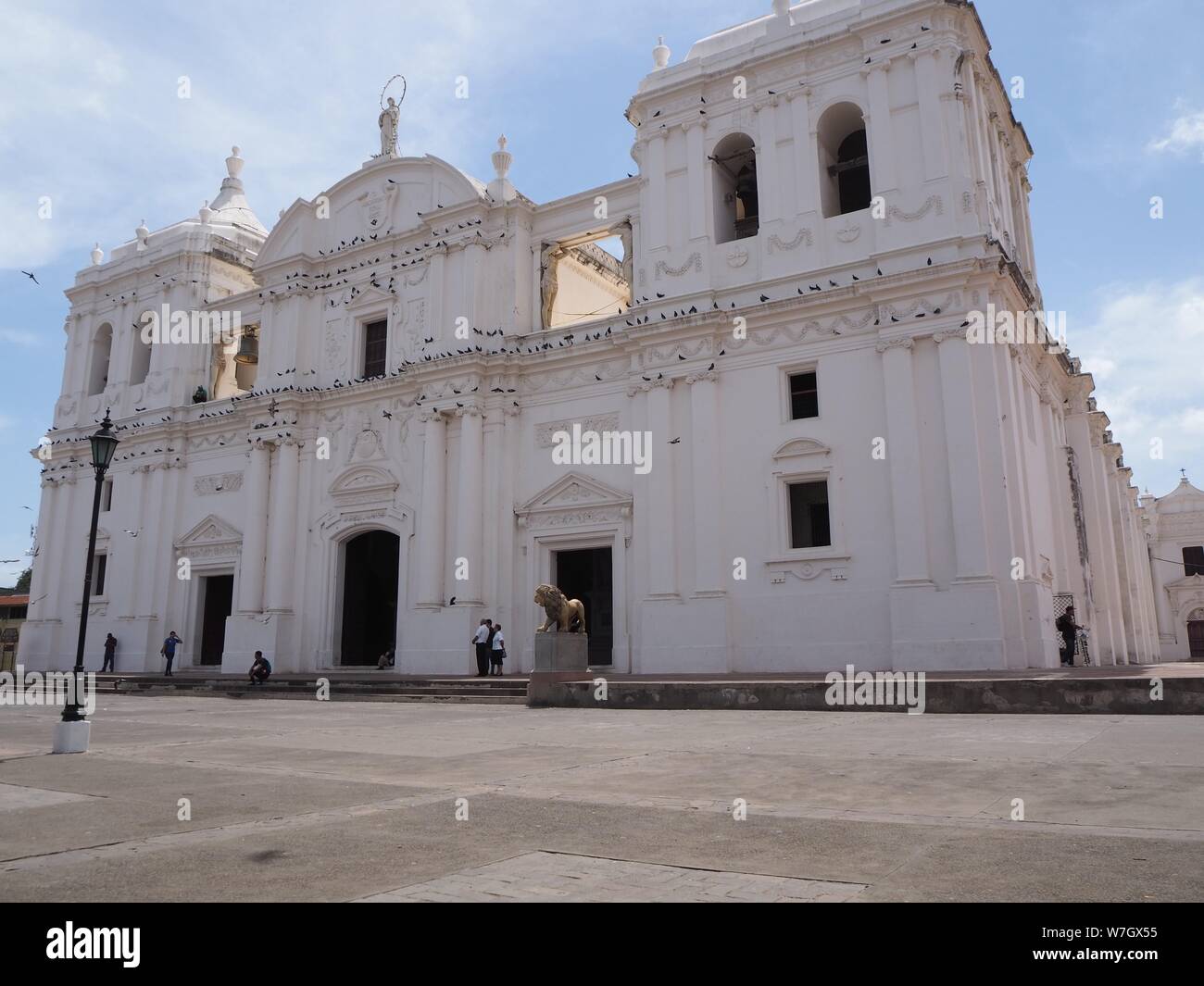 Nicaragua, Leon, Cenrtal America. Cattedrale, reale e rinomata Basilica Cattedrale dell Assunzione della Beata Vergine Maria, tetto, città riprese aeree Foto Stock