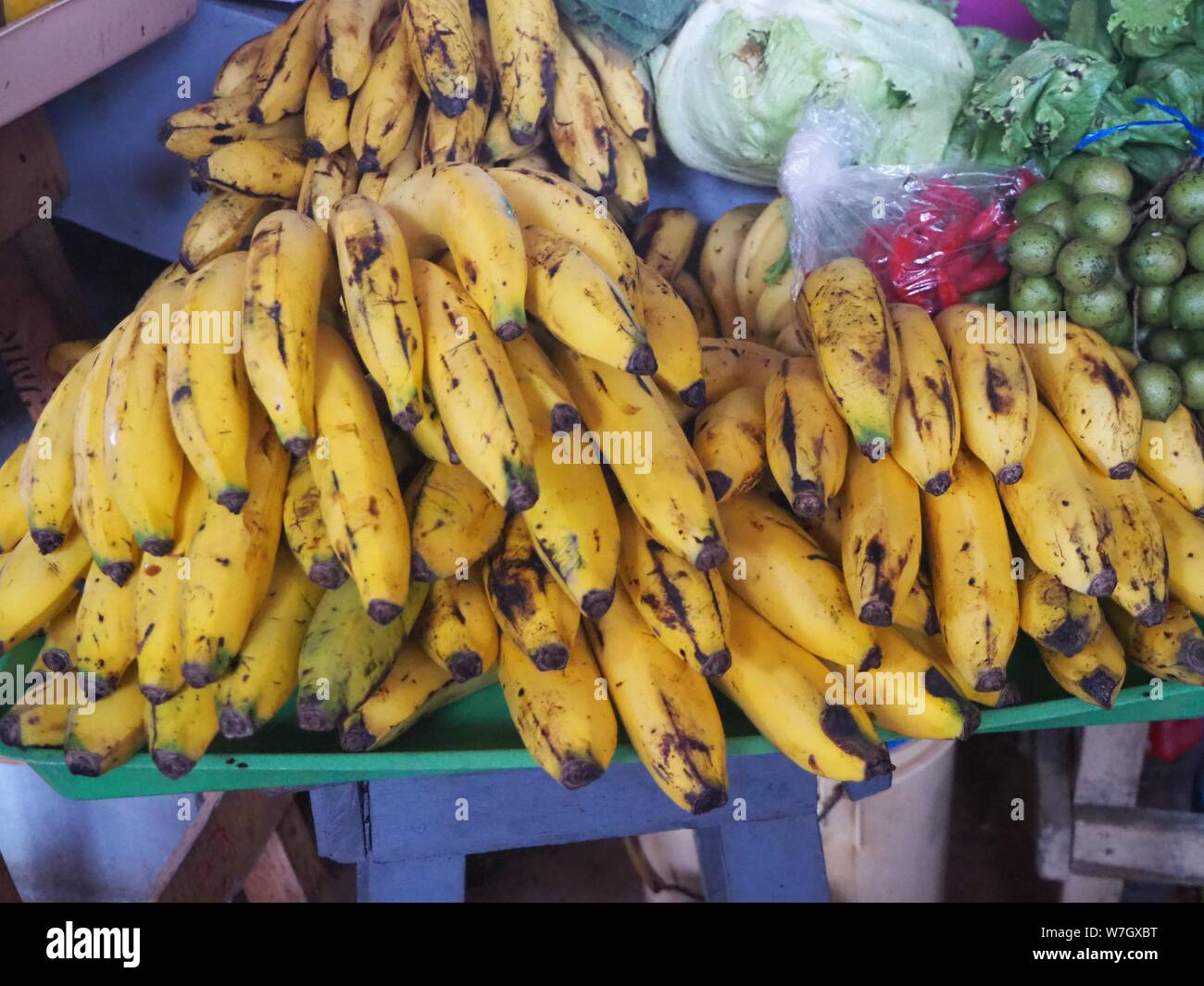 Nicaragua, Leon, Cenrtal America. Mercato con prodotti alimentari, frutta e verdura e merci. banane Foto Stock