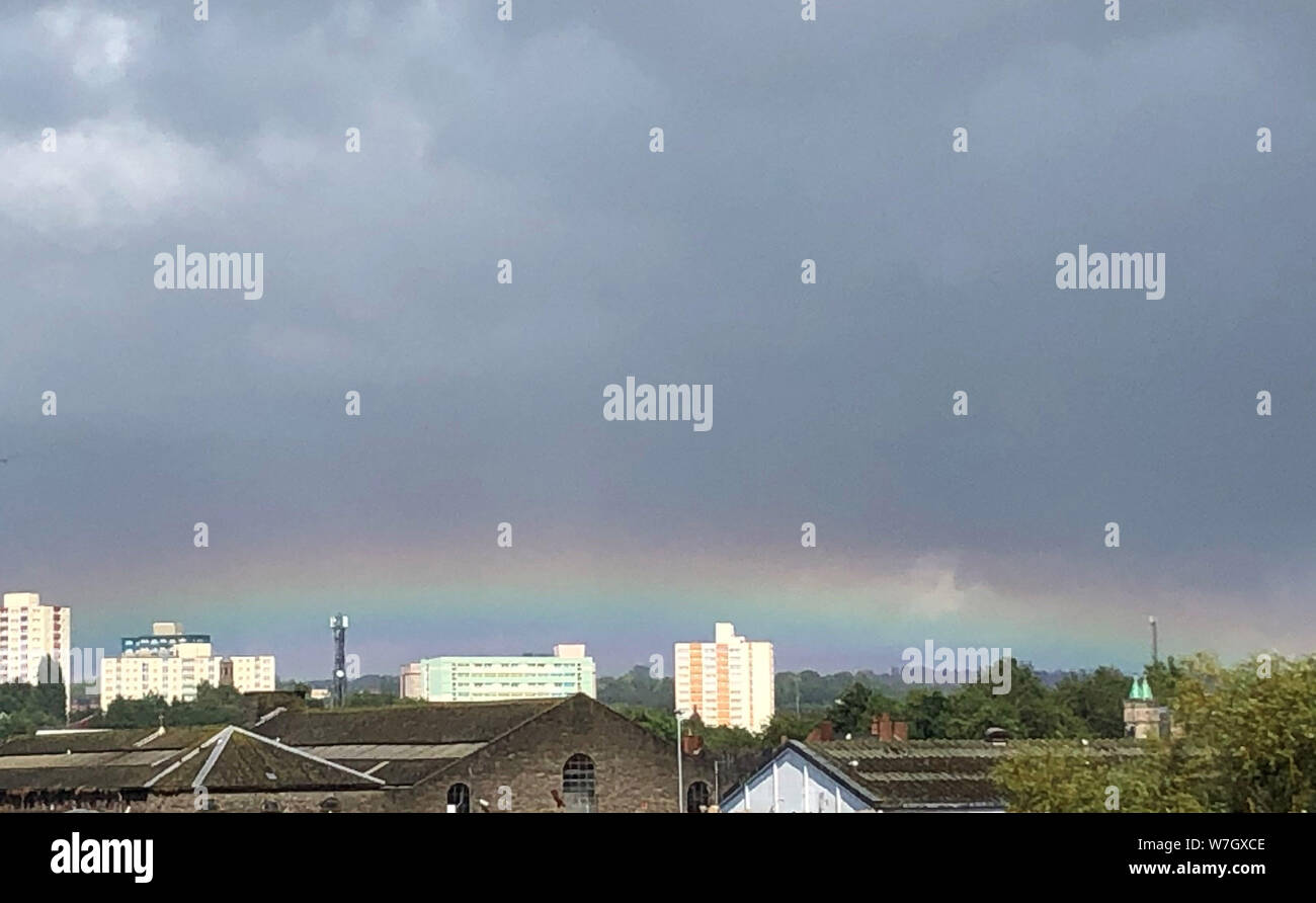 Un arcobaleno piatto sopra bristol, secondo il Met Office è dovuta all'osservatore la posizione e la rifrazione della luce bassa off stratus cloud. Foto Stock