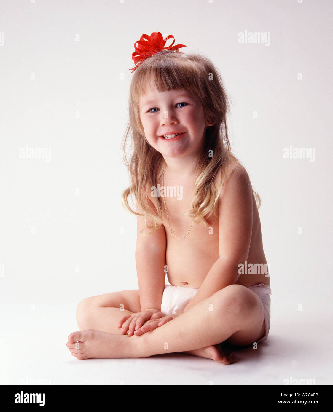 Il Toddler studio shot su sfondo bianco sorridente Foto Stock
