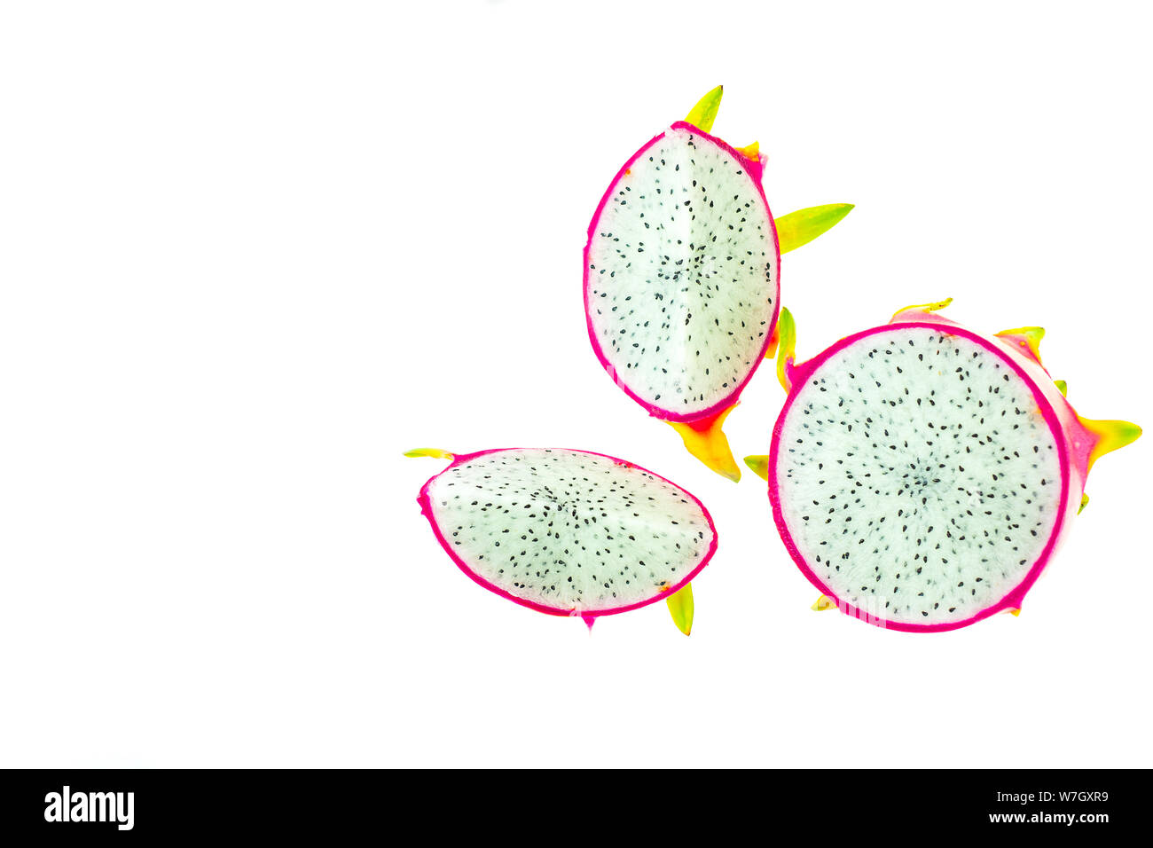Di un bel colore rosa dragon frutta o pitaya isolato a sfondo bianco Foto Stock