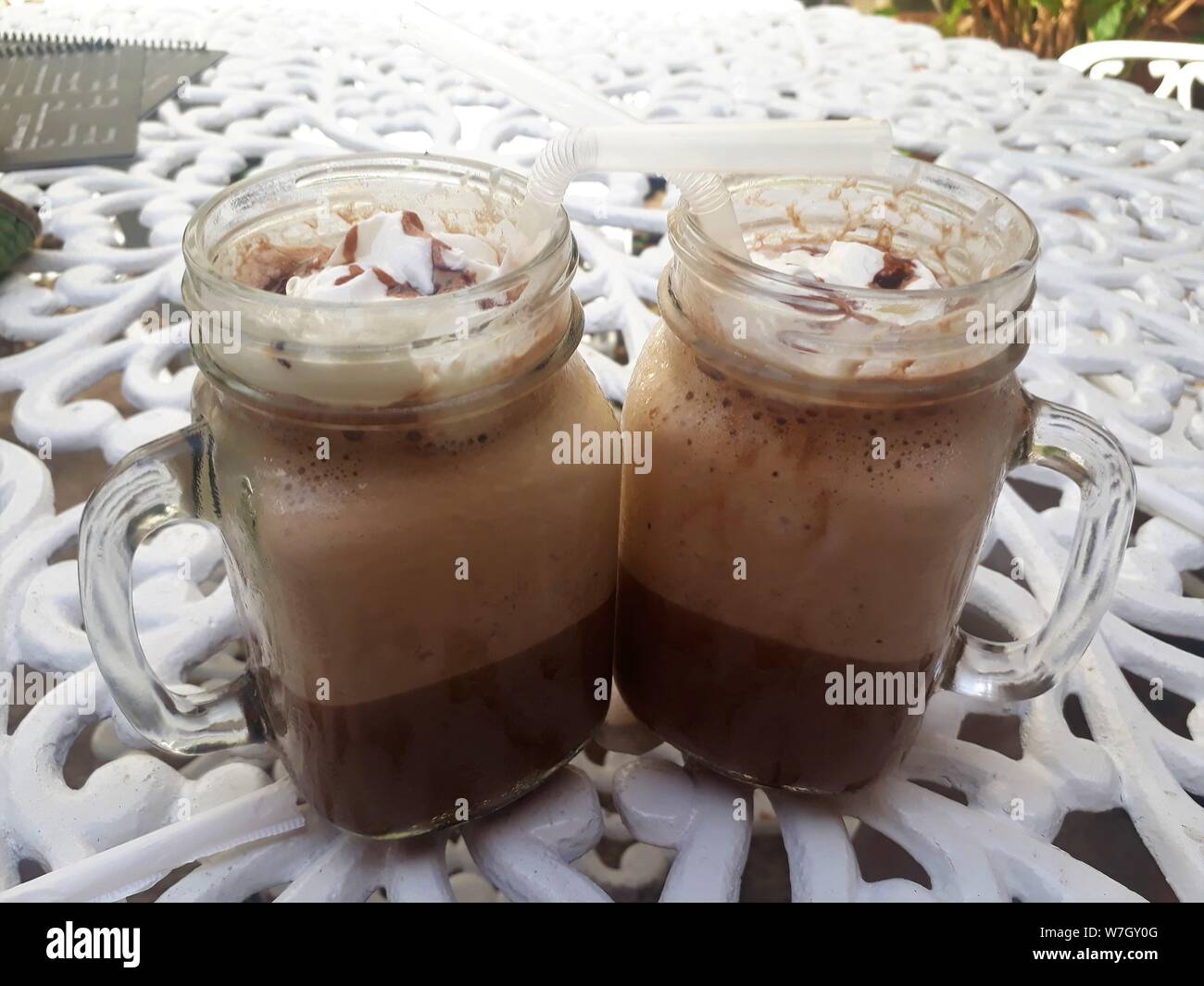 Mochaccino caffè servito a mason jar tazze. Foto Stock