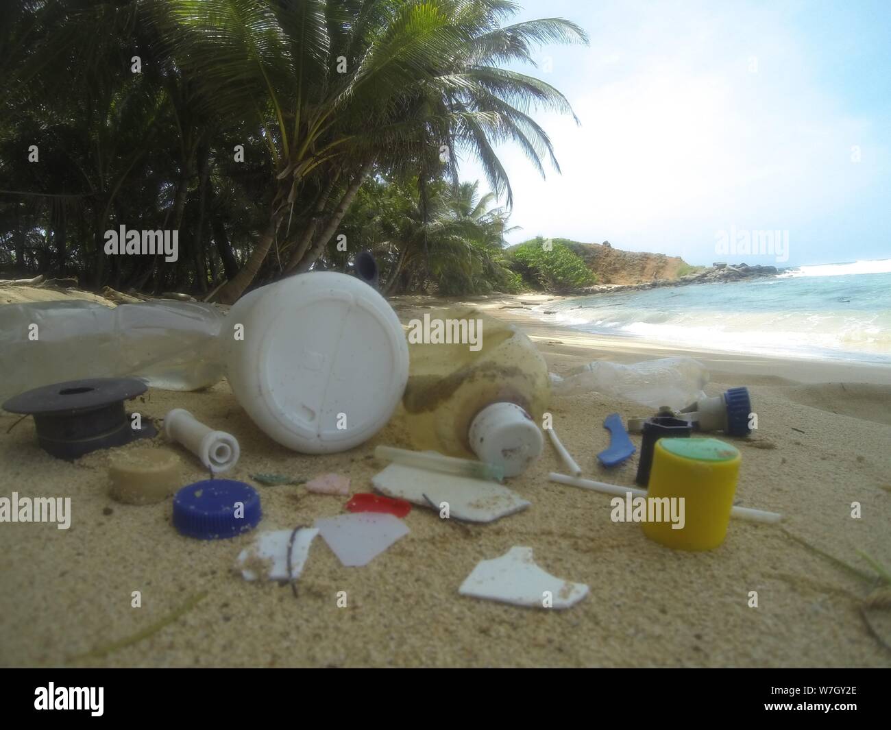 Plastica sulla spiaggia. Di plastica che viene lavato fino sulla spiaggia dopo essere stato scaricato in mare. Dei Caraibi, le isole del mais, Nicaragua. dei rifiuti di plastica nell'oceano Foto Stock
