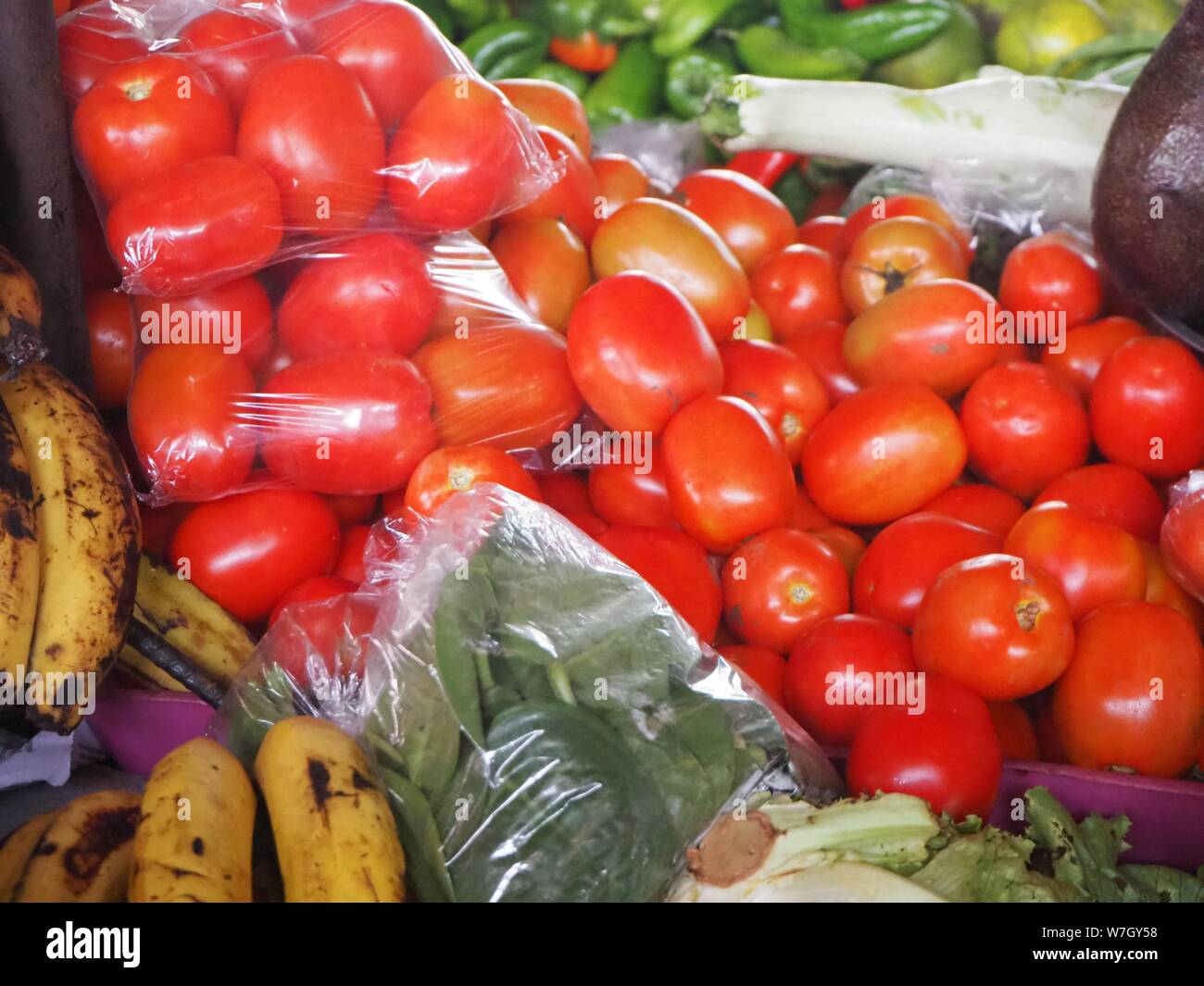 Nicaragua, Leon, Cenrtal America. Mercato con prodotti alimentari, frutta e verdura e merci. Foto Stock