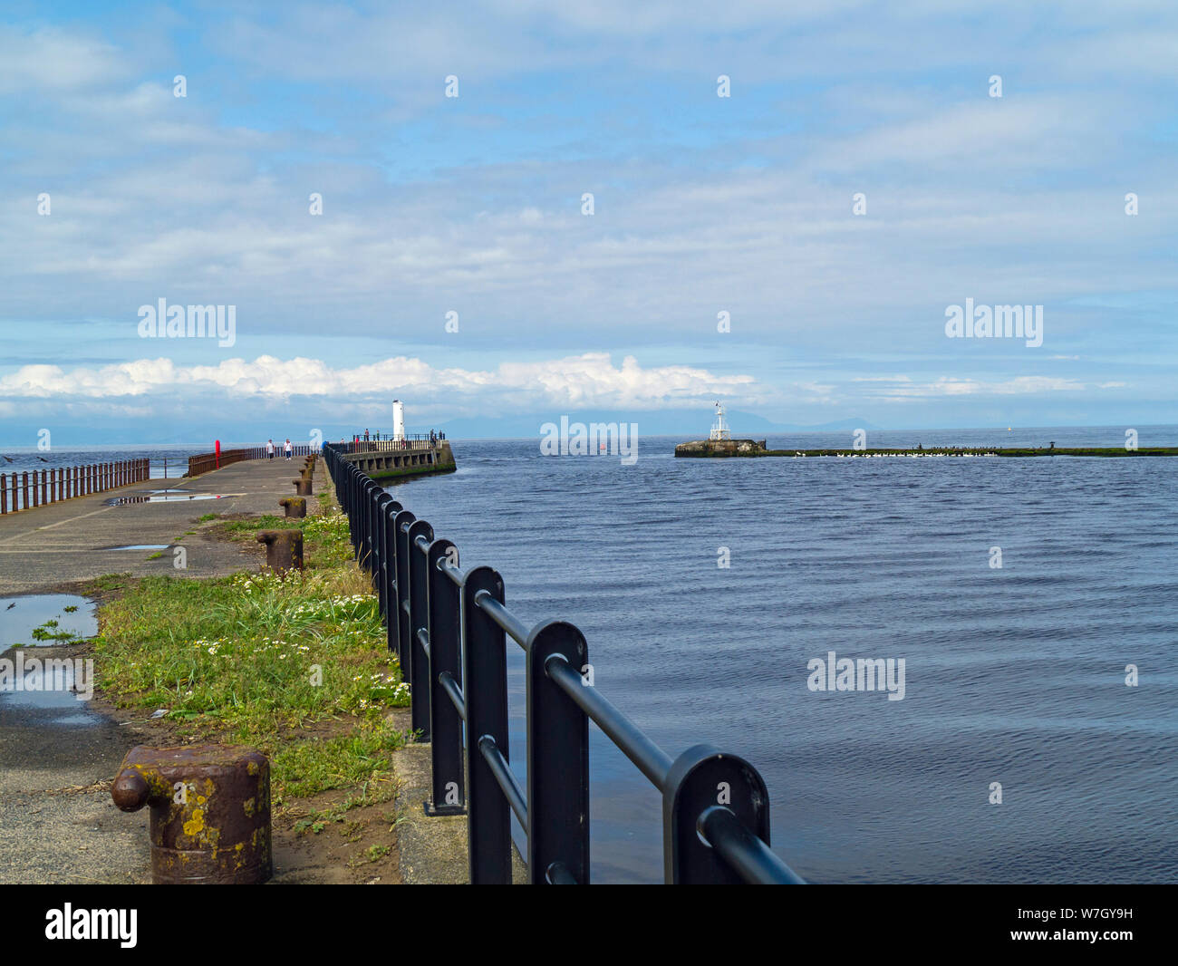 Il sud del molo che conduce alla foce del fiume Ayr dove incontra il Clyde estuario, Ayr, South Ayrshire, in Scozia, Regno Unito Foto Stock