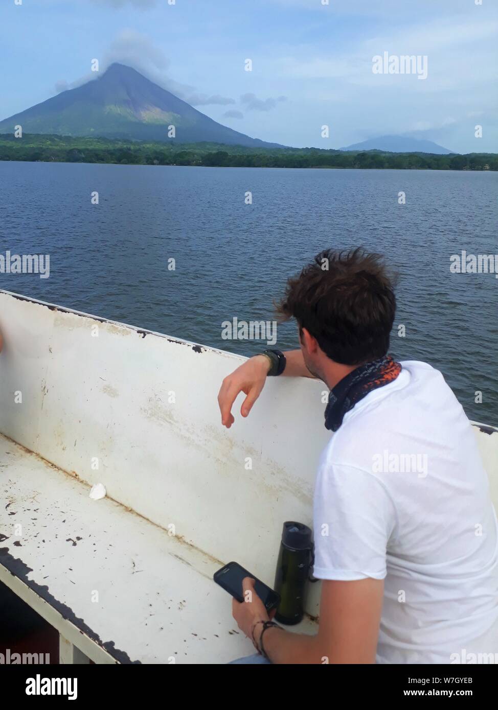 Barca a Ometepe Nicaragua. Concepción Volcan, Lago di Nicaragua. Guardando e scattare fotografie dell'isola e il vulcano. Foto Stock